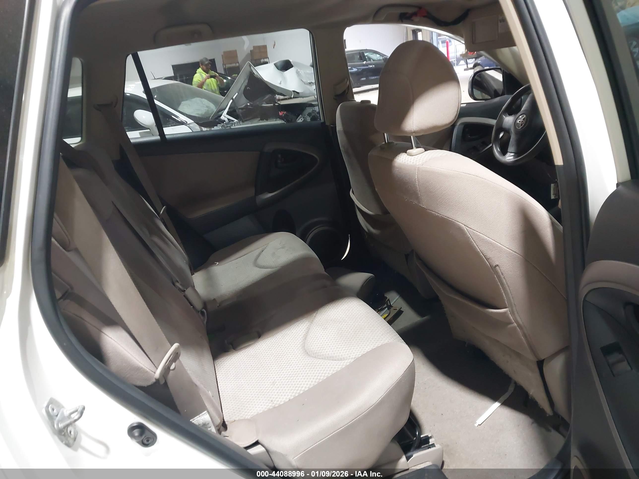 TOYOTA RAV4 image 8