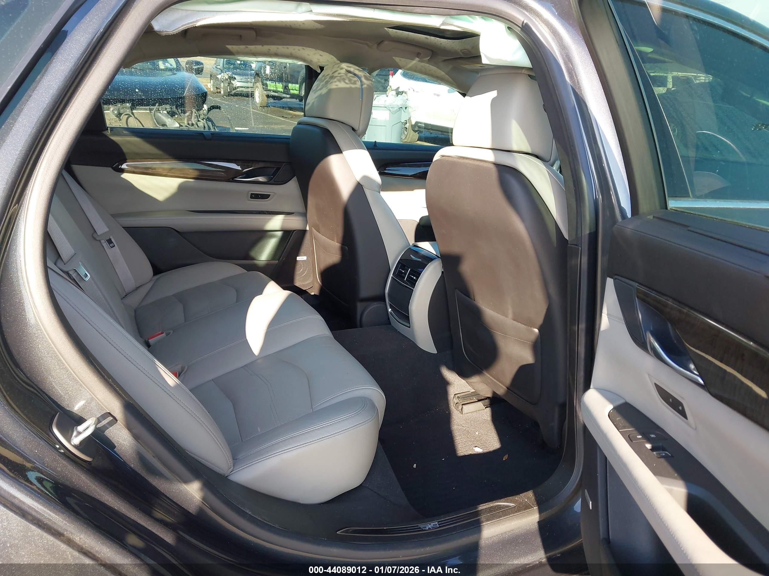 CADILLAC CT6 image 8