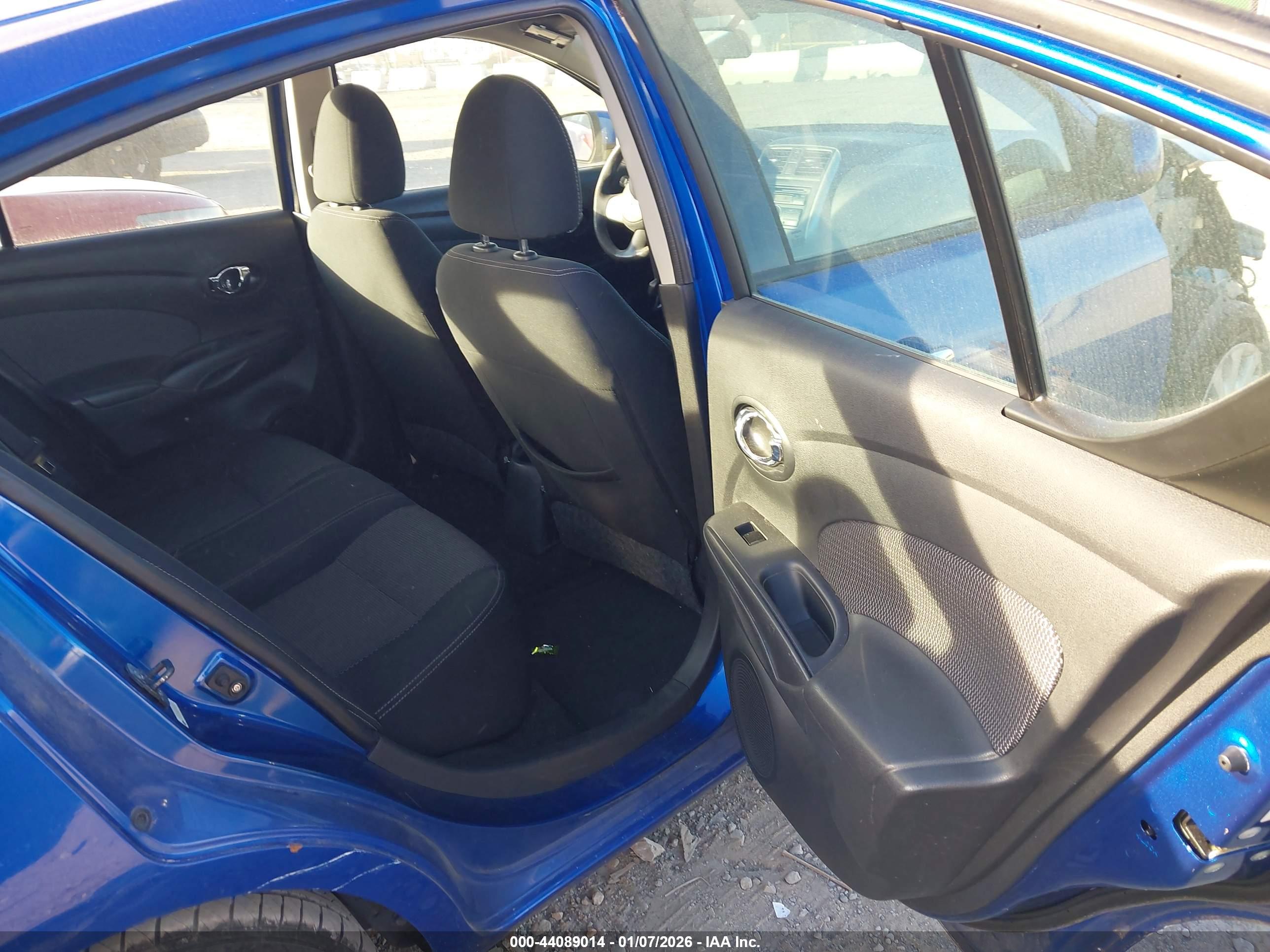 NISSAN VERSA image 8