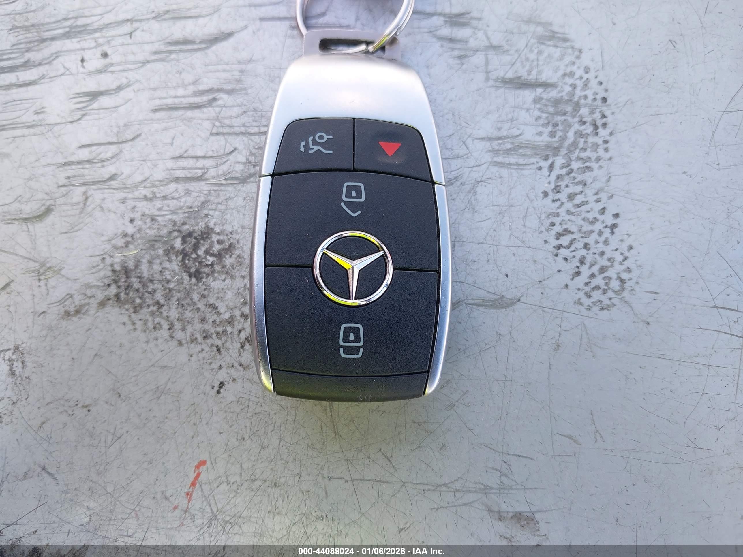 MERCEDES-BENZ GLB image 11