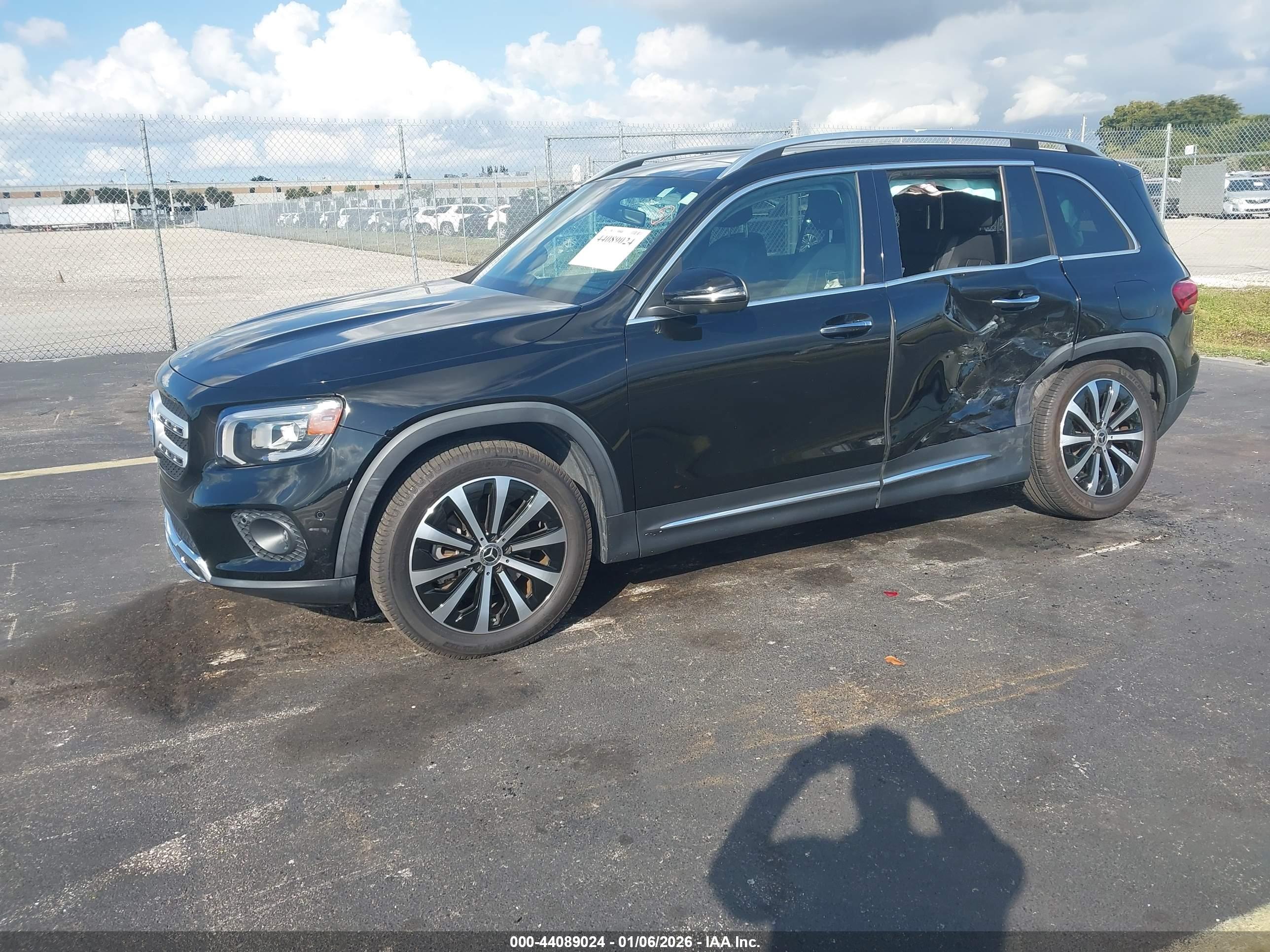 MERCEDES-BENZ GLB image 2