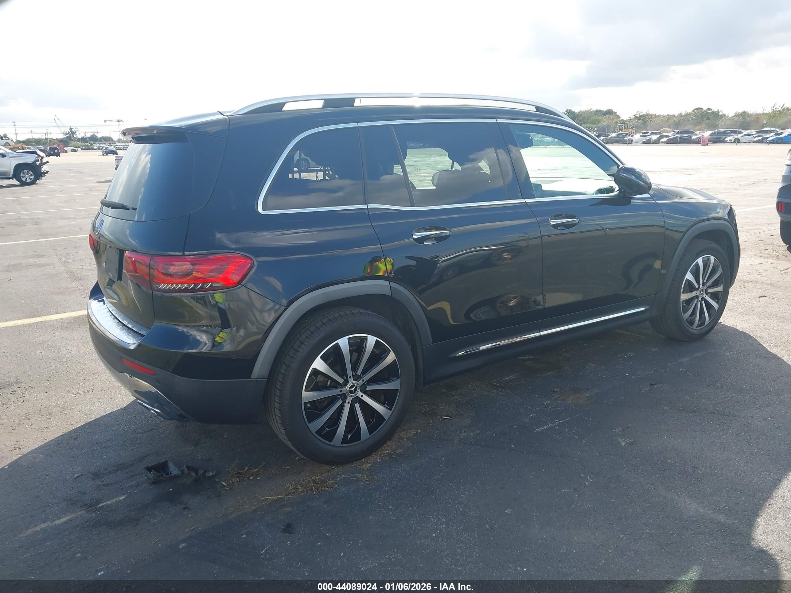 MERCEDES-BENZ GLB image 4