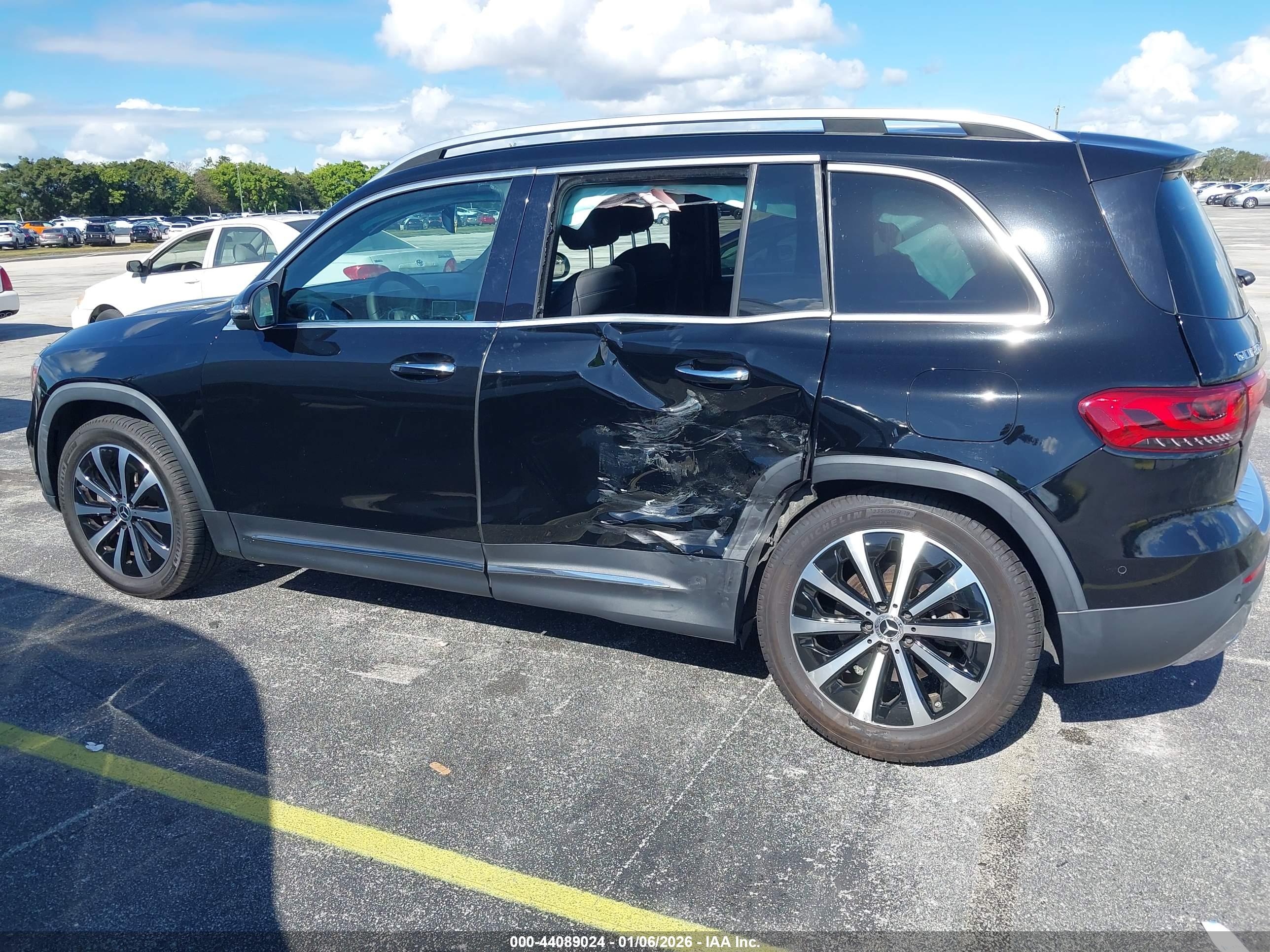 MERCEDES-BENZ GLB image 6