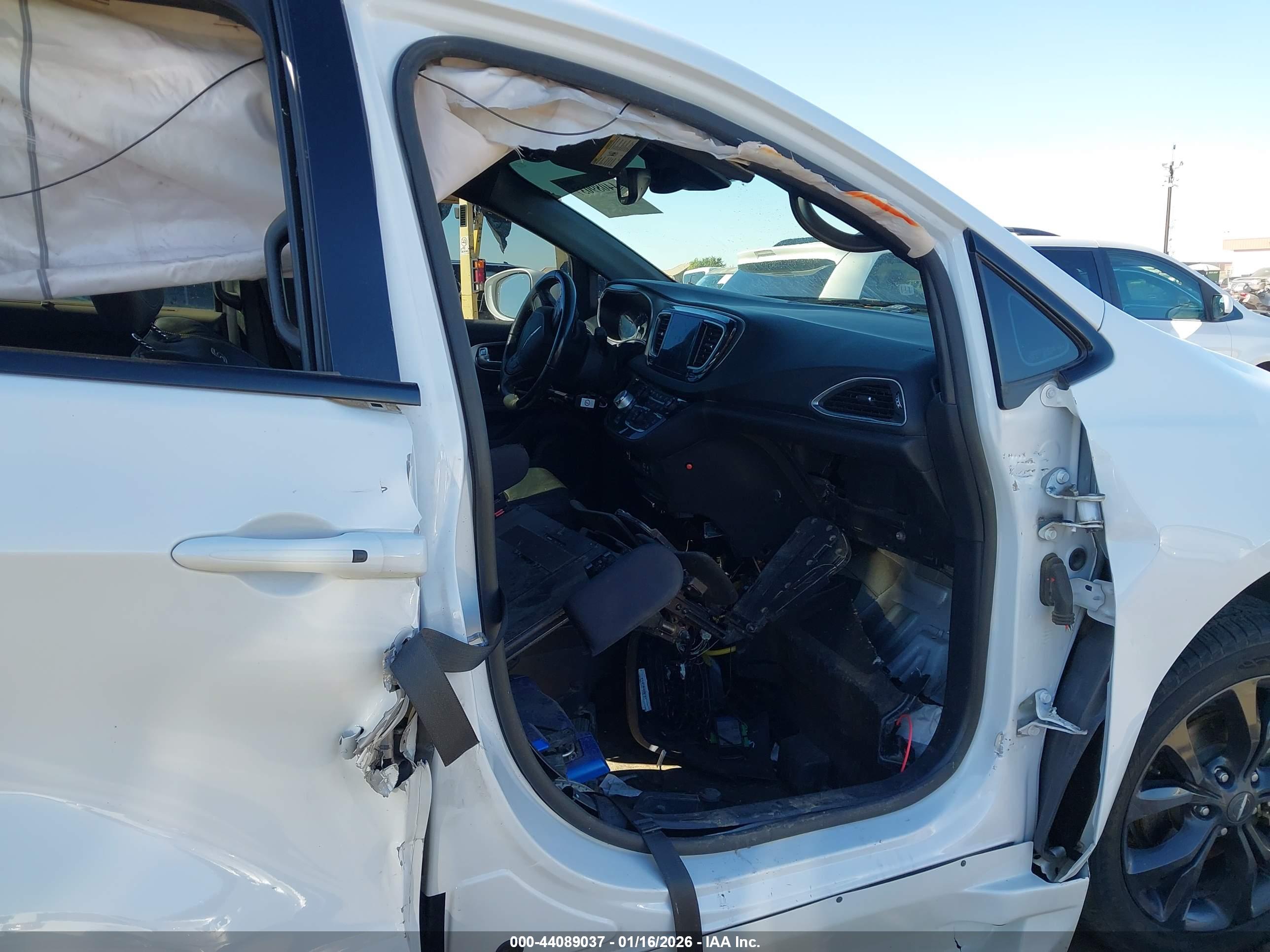 CHRYSLER PACIFICA image 5