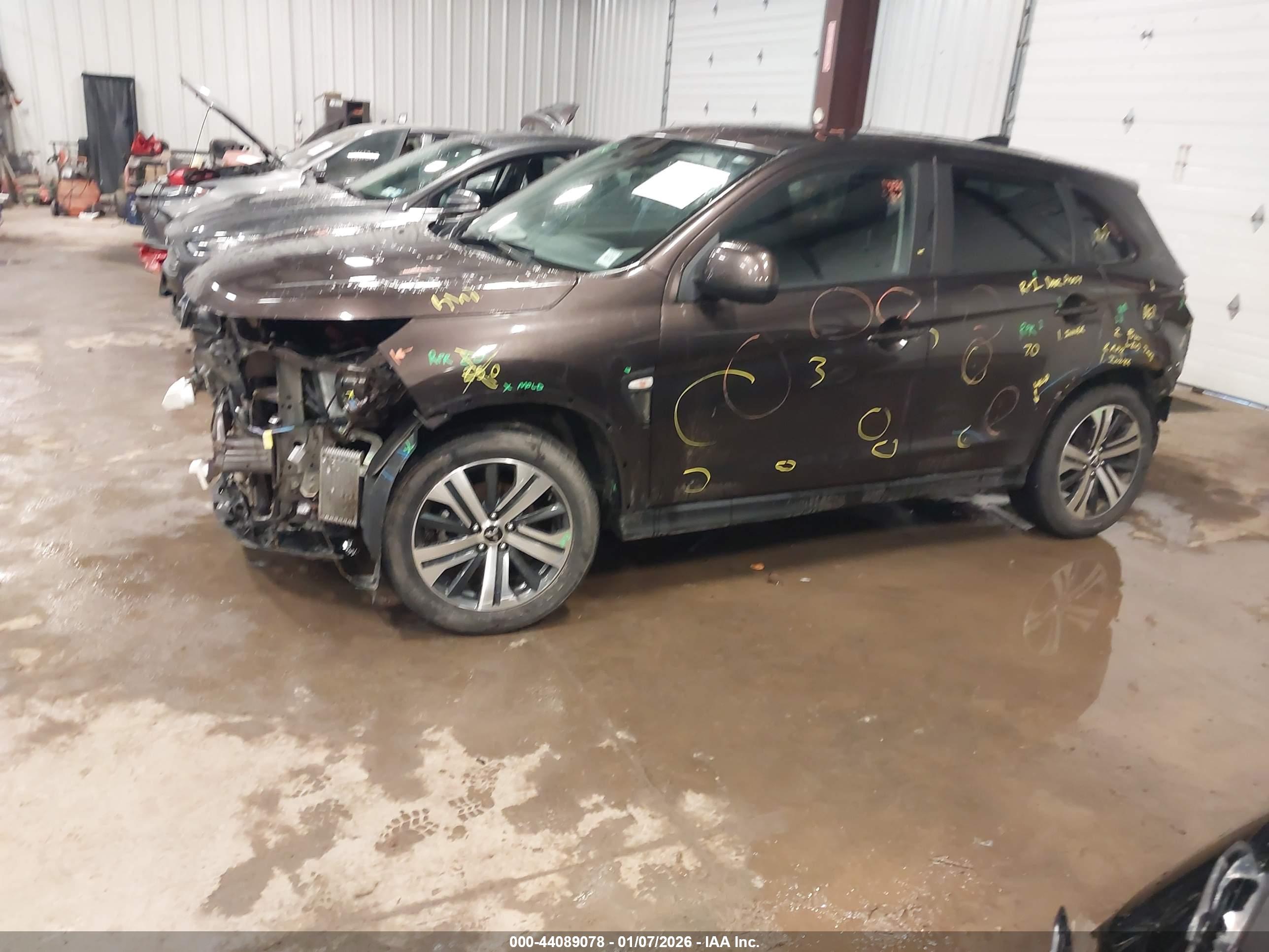 MITSUBISHI OUTLANDER image 2