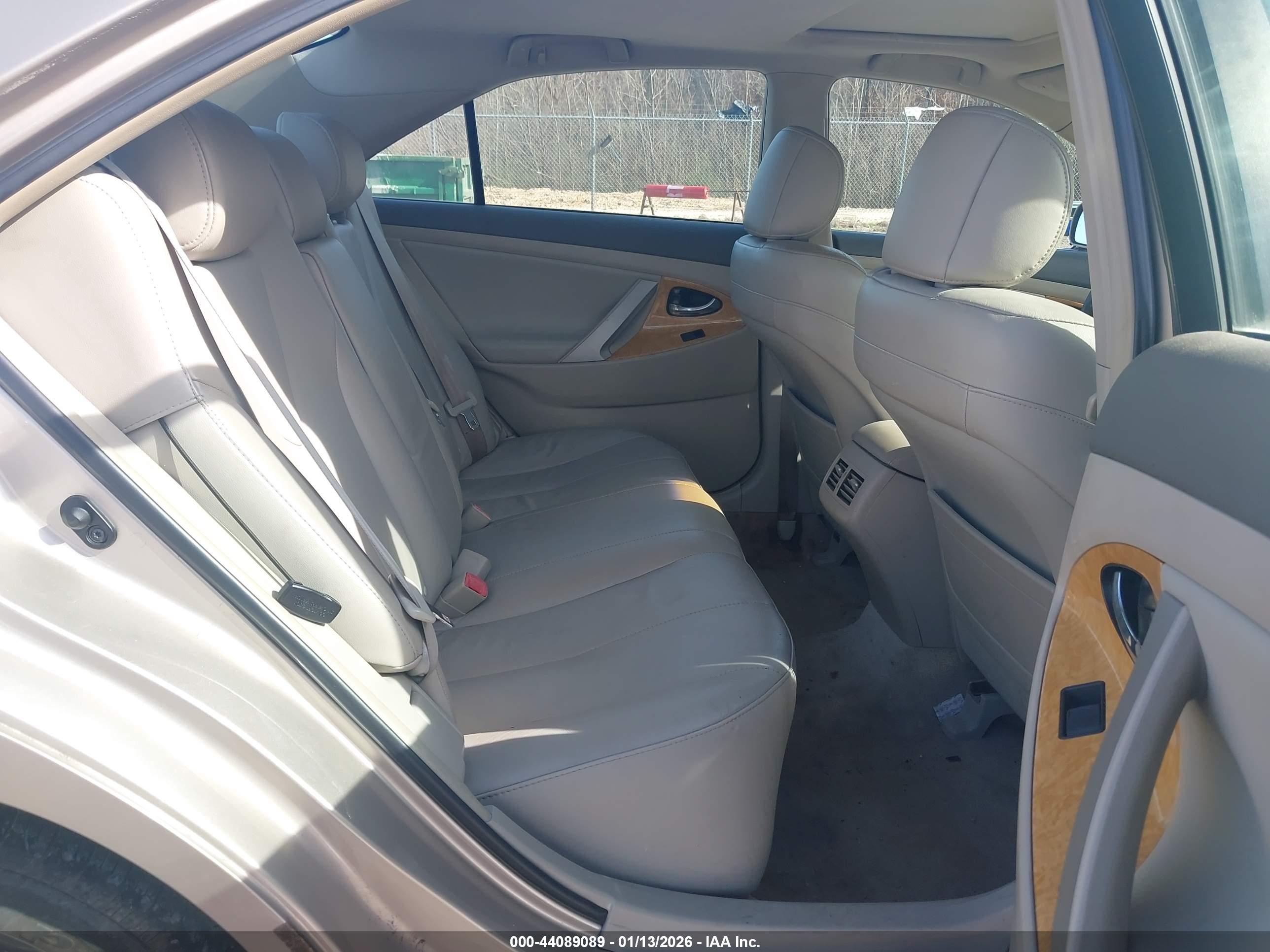 TOYOTA CAMRY image 8