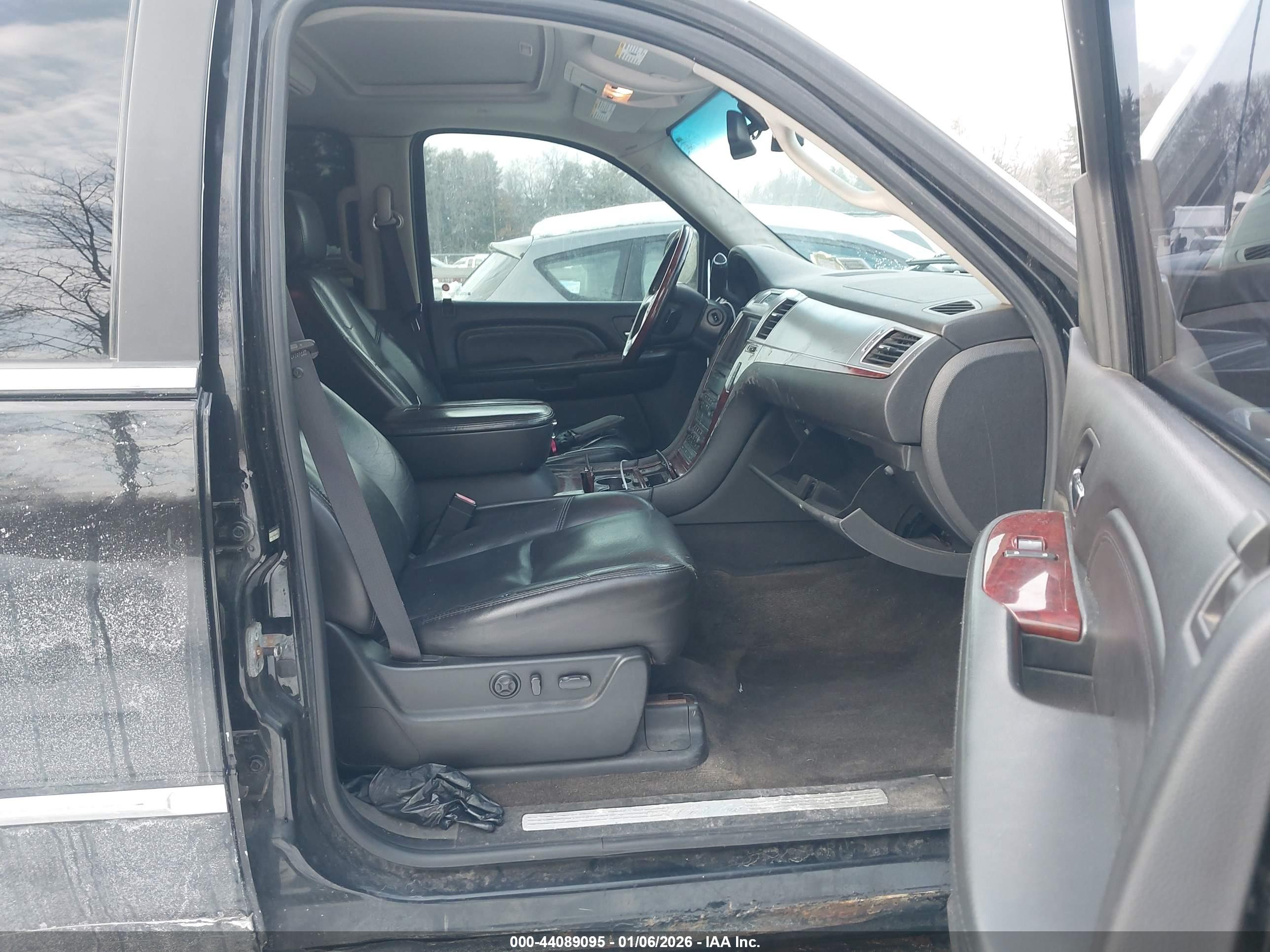 CADILLAC ESCALADE image 5