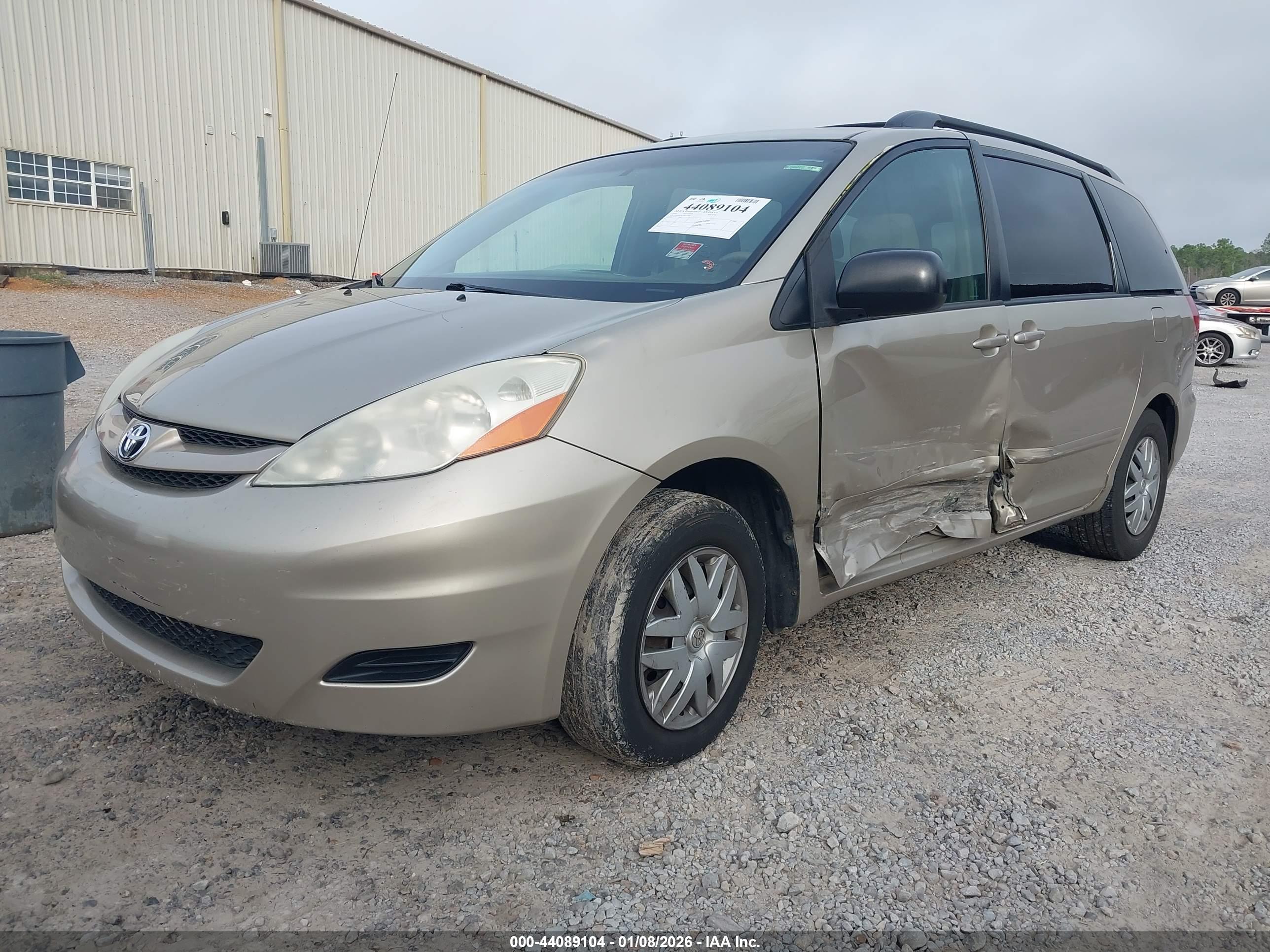 TOYOTA SIENNA image 2