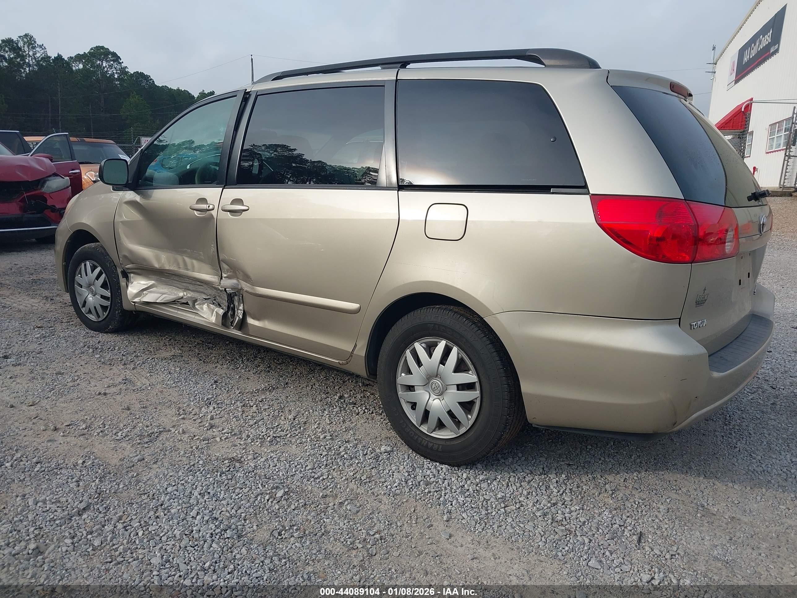 TOYOTA SIENNA image 3