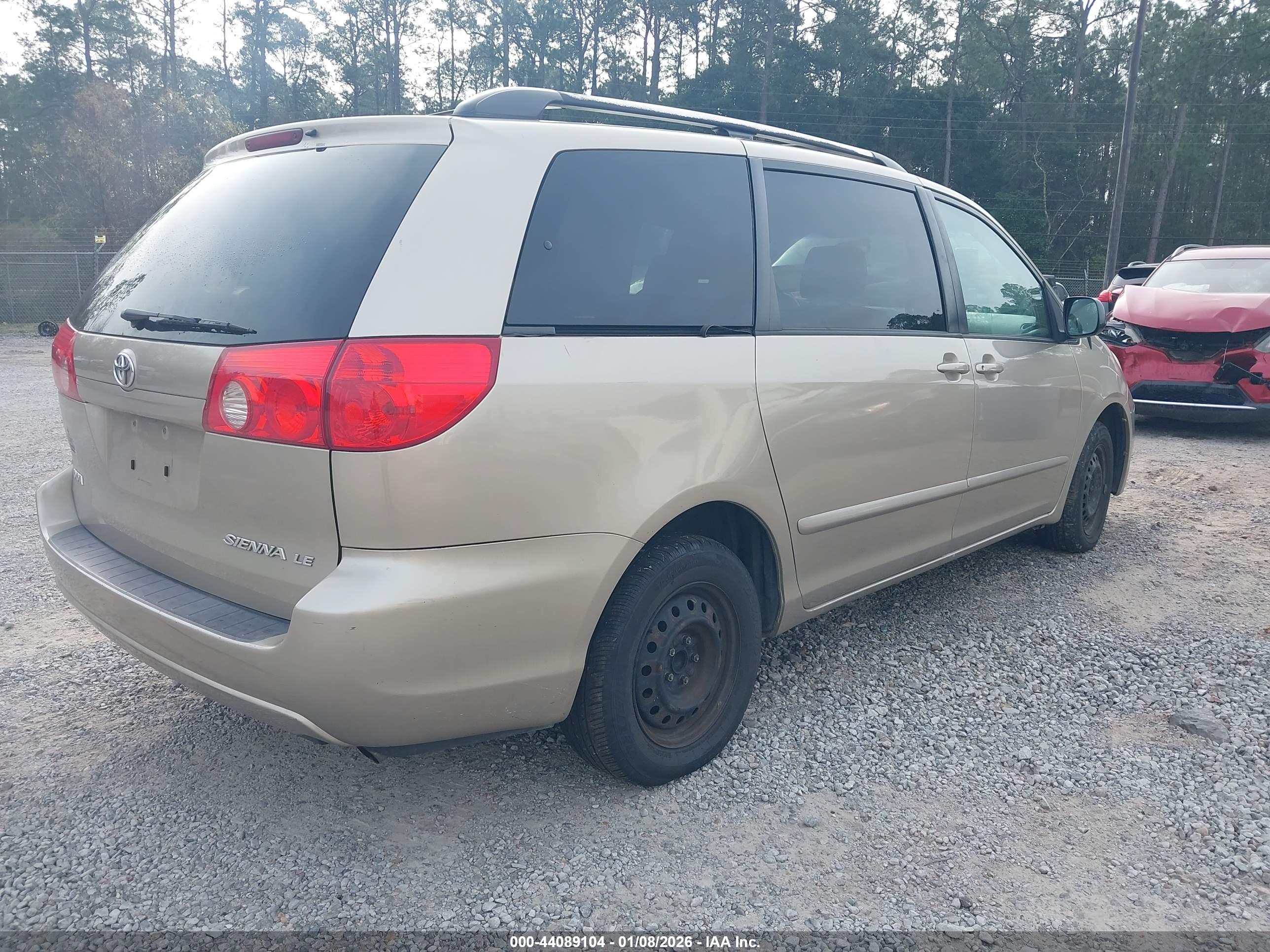 TOYOTA SIENNA image 4