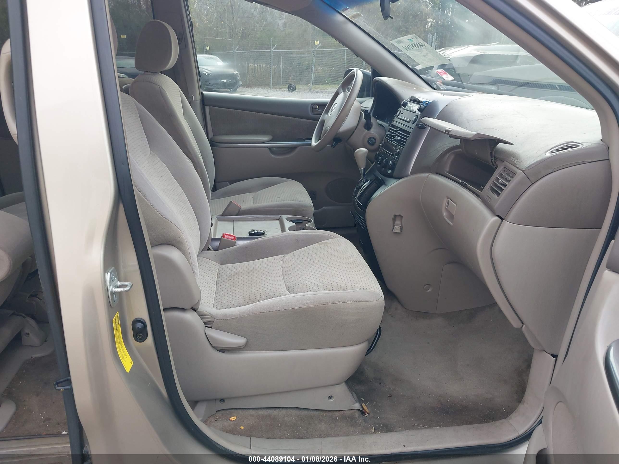 TOYOTA SIENNA image 5