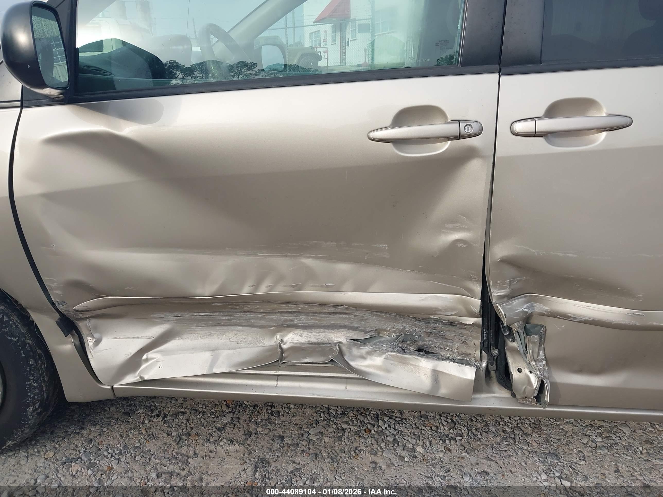 TOYOTA SIENNA image 6