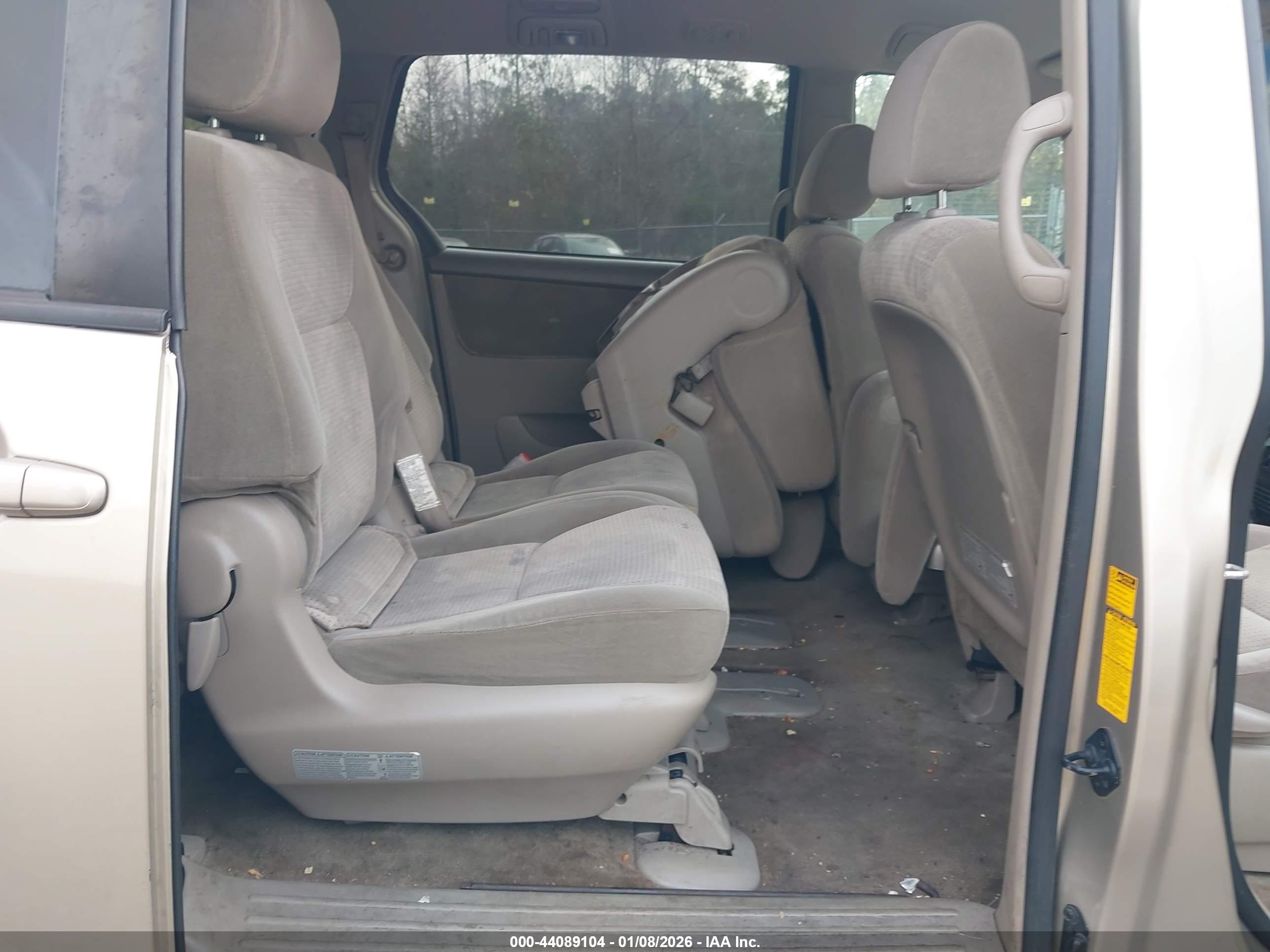TOYOTA SIENNA image 8