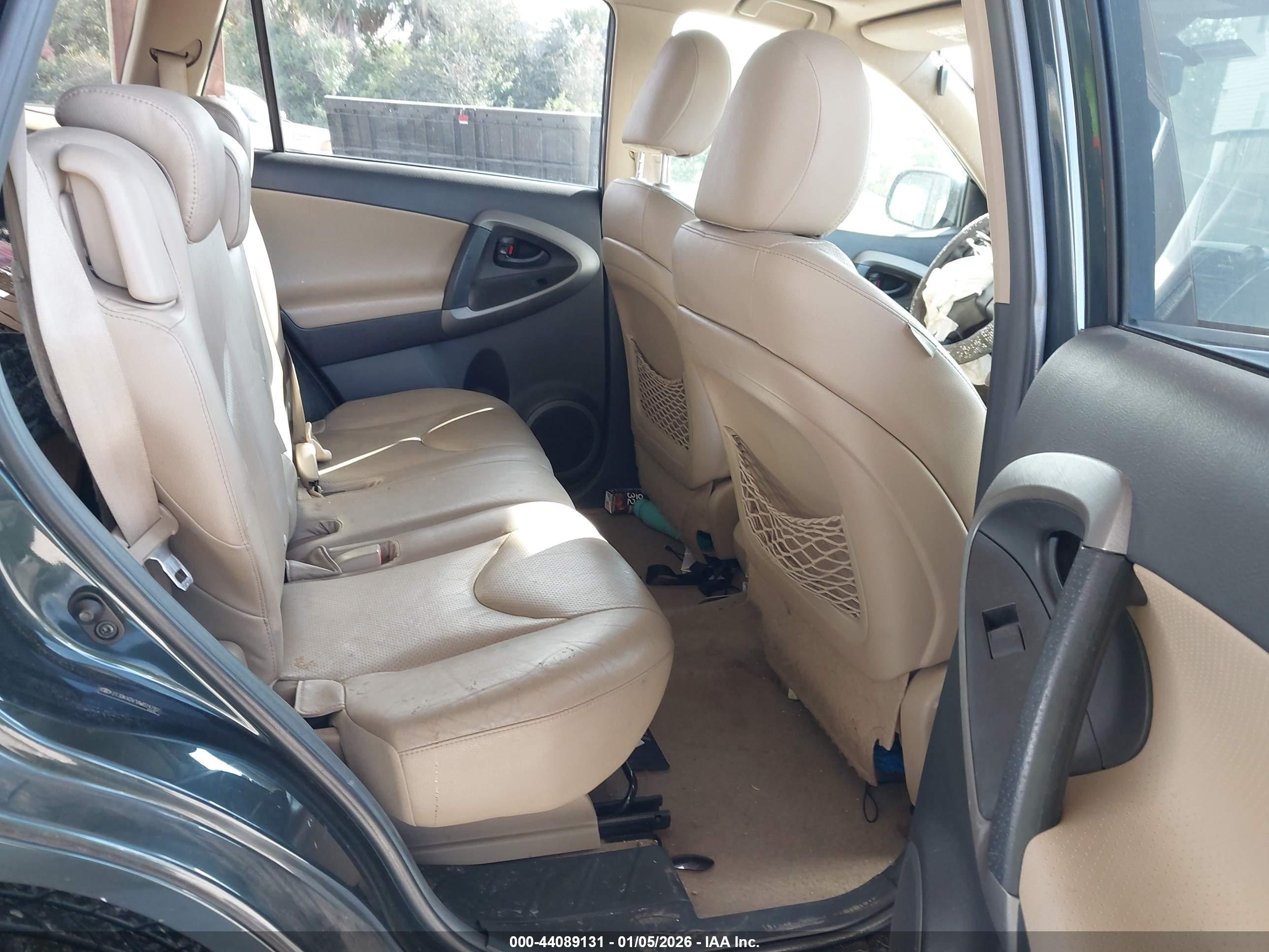 TOYOTA RAV4 image 8