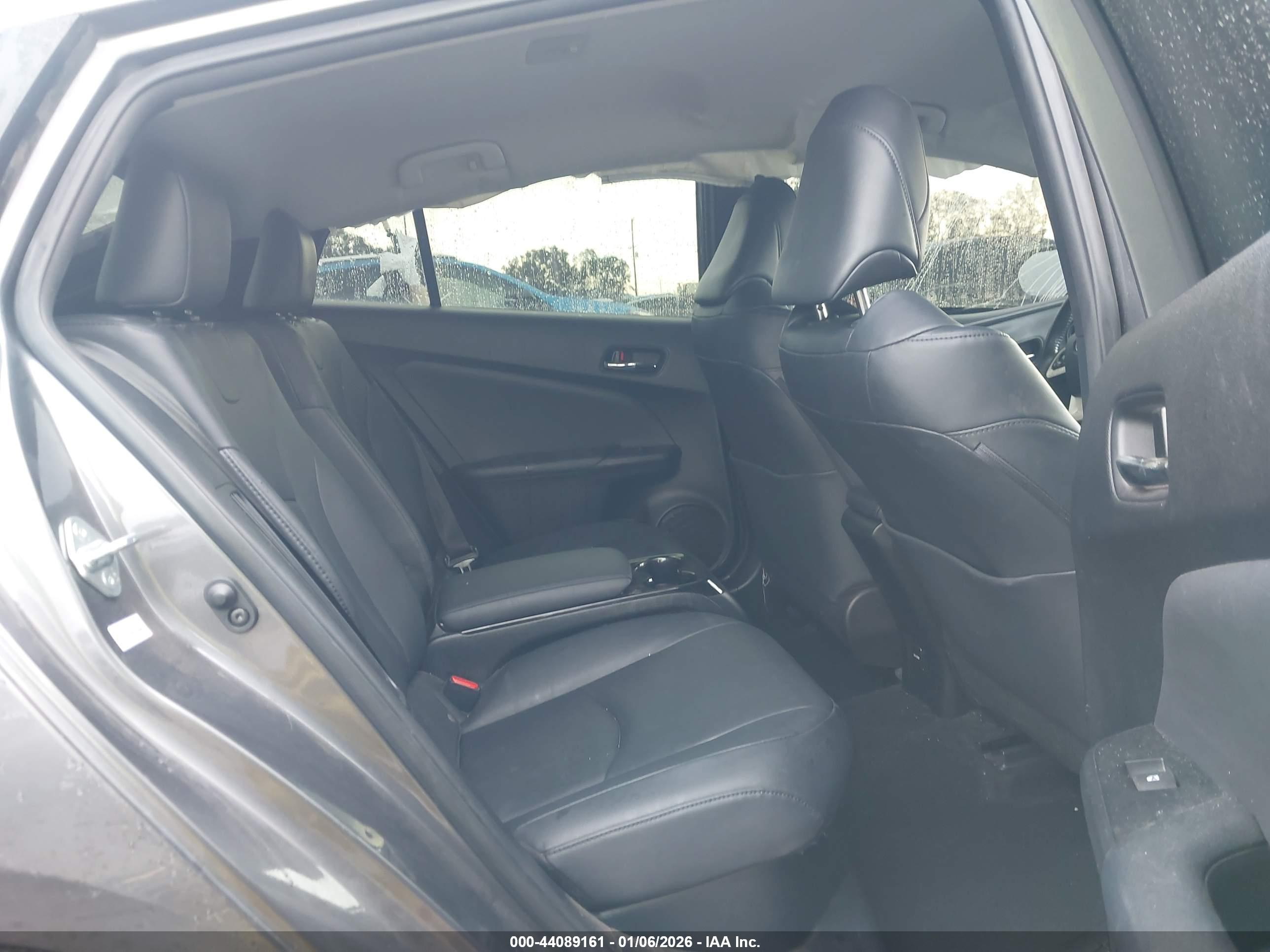 TOYOTA PRIUS image 8