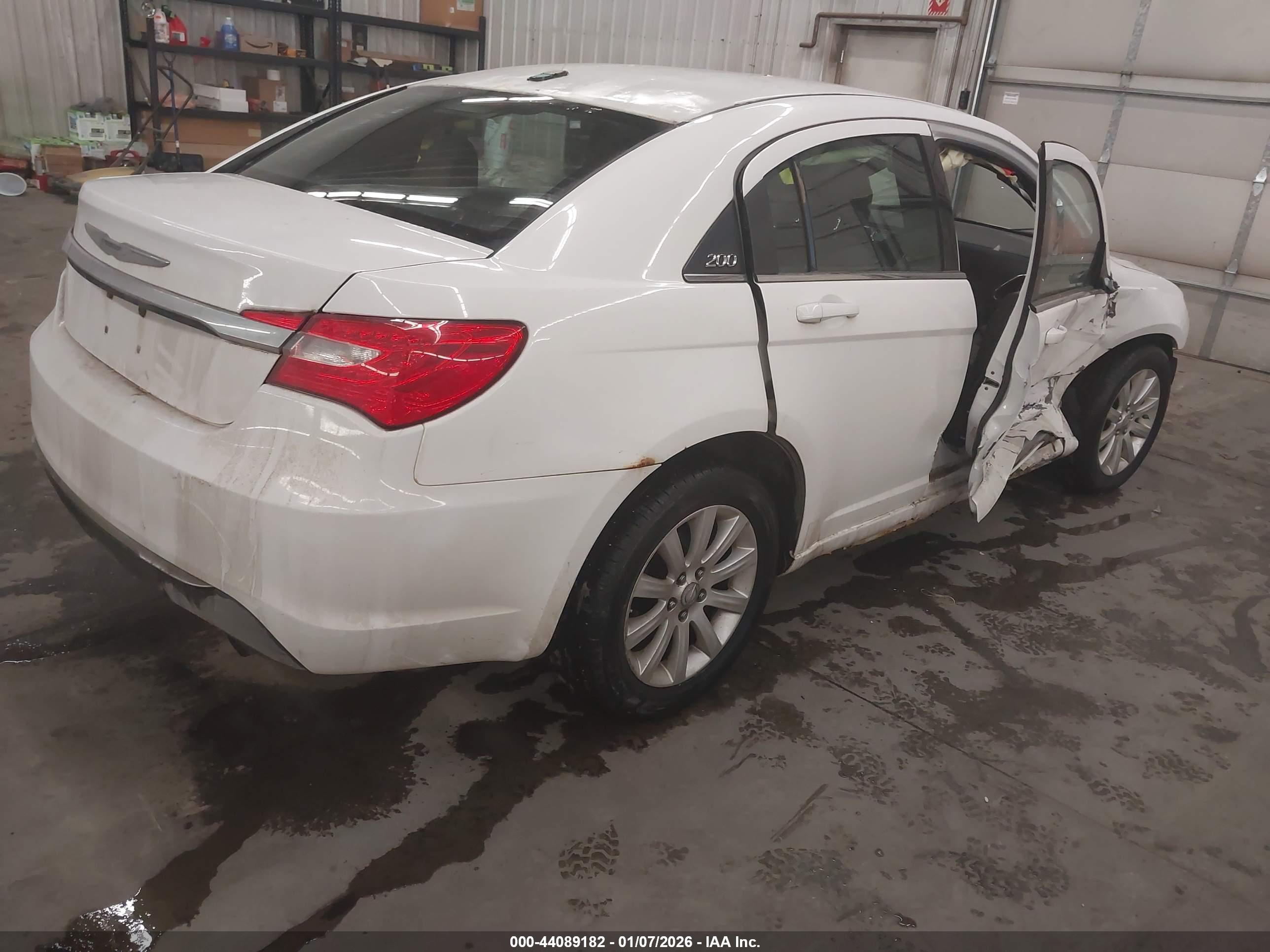 CHRYSLER 200 image 4