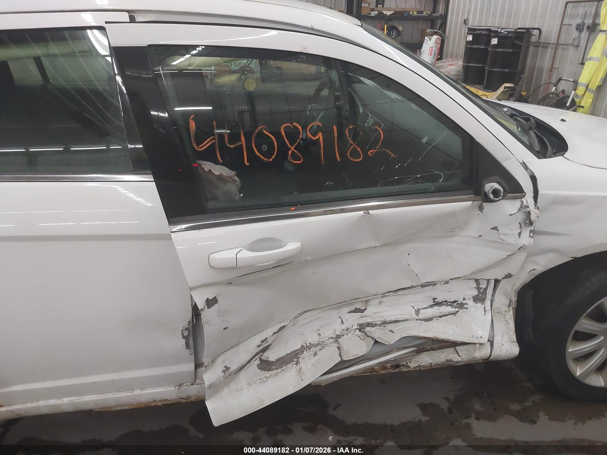 CHRYSLER 200 image 6
