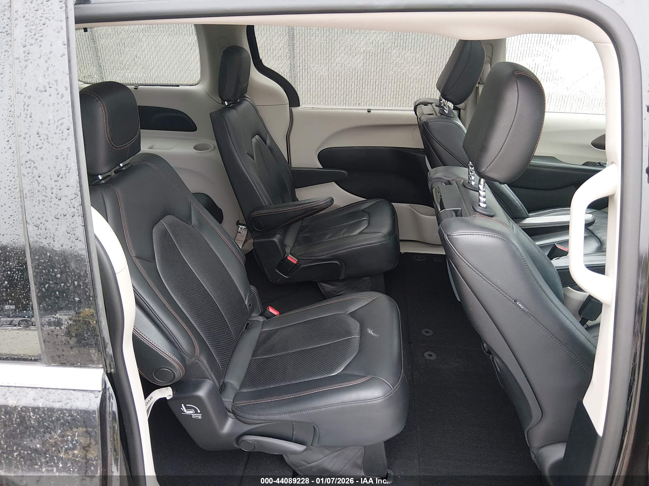 CHRYSLER PACIFICA image 8