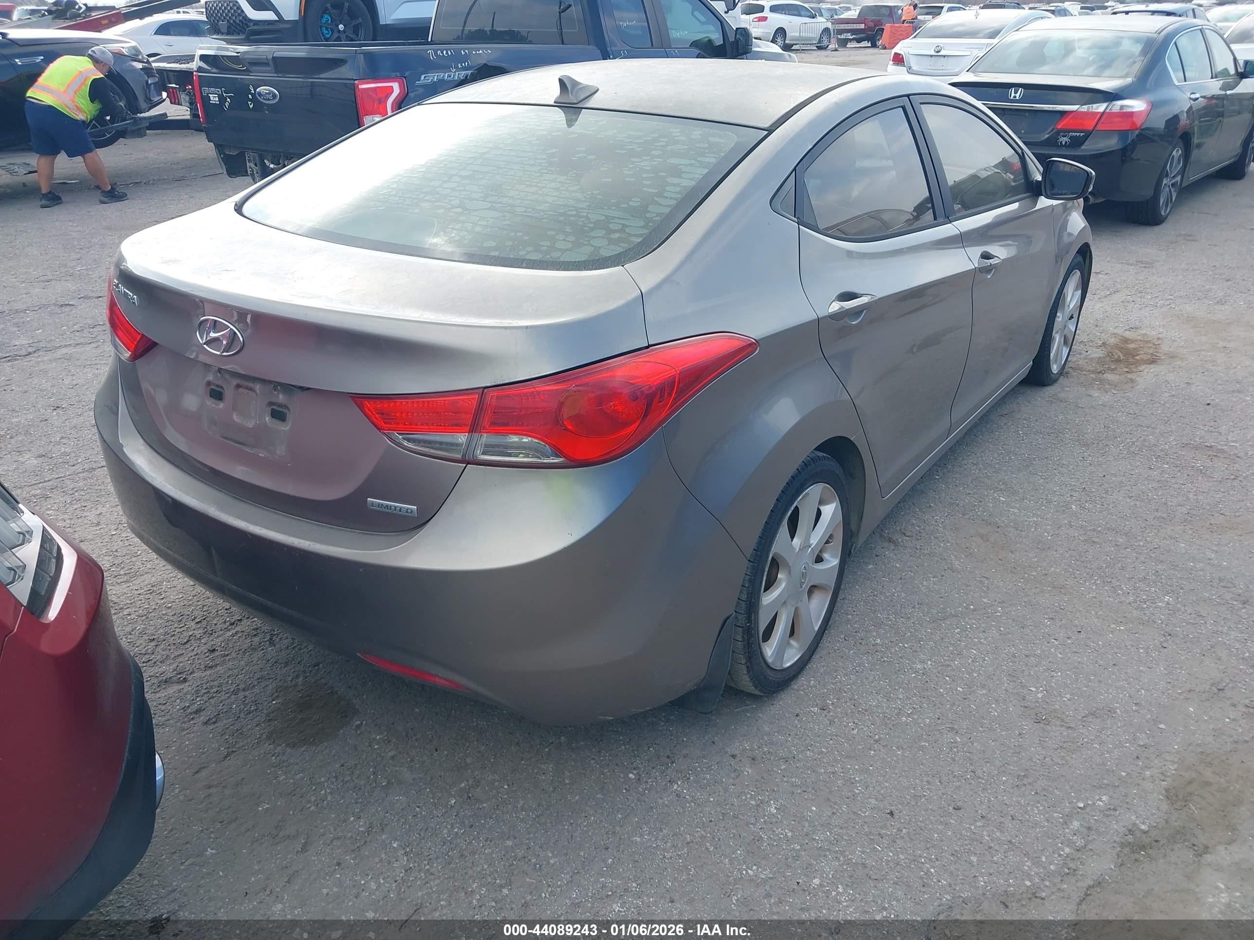HYUNDAI ELANTRA image 4