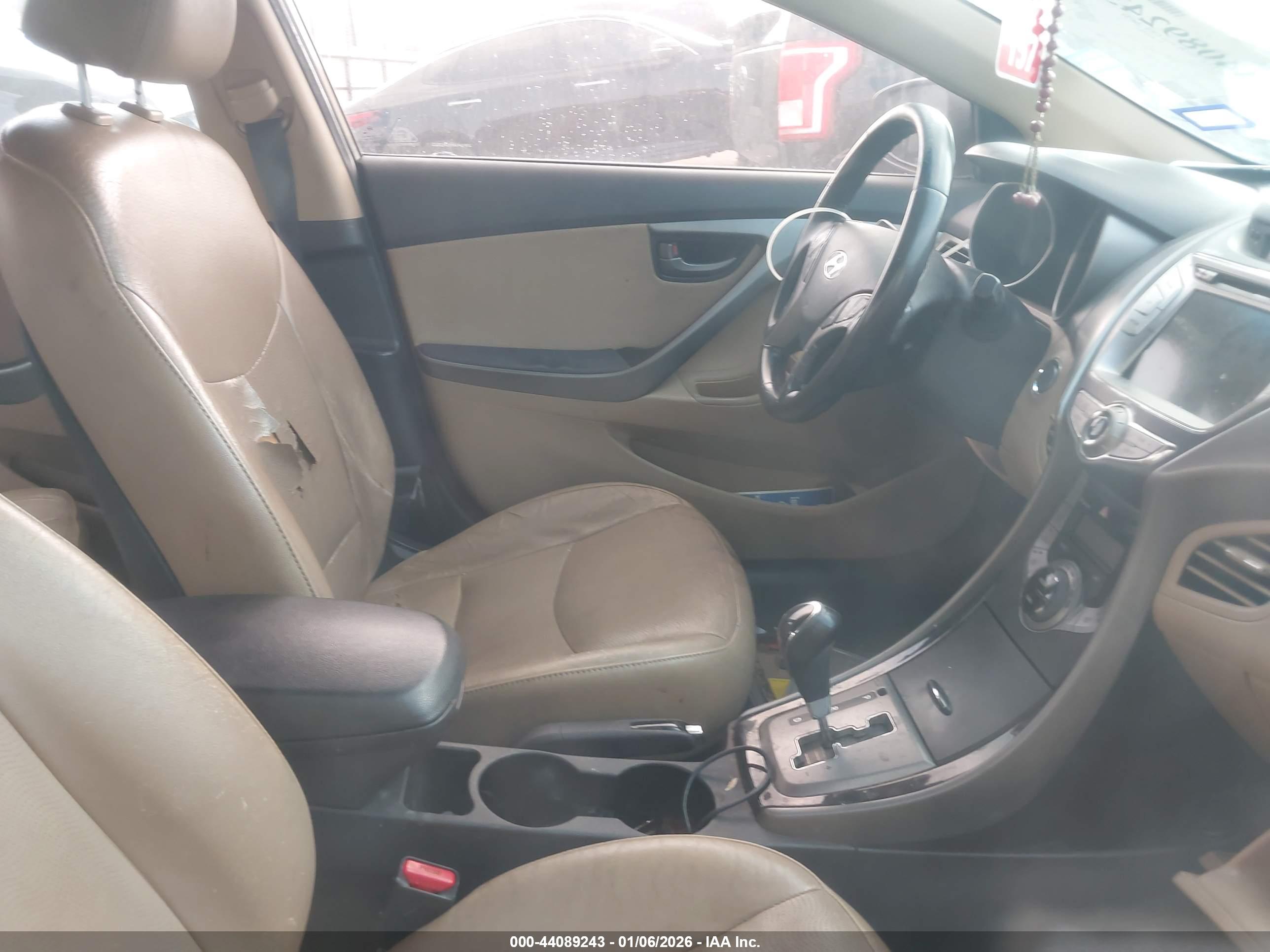 HYUNDAI ELANTRA image 5