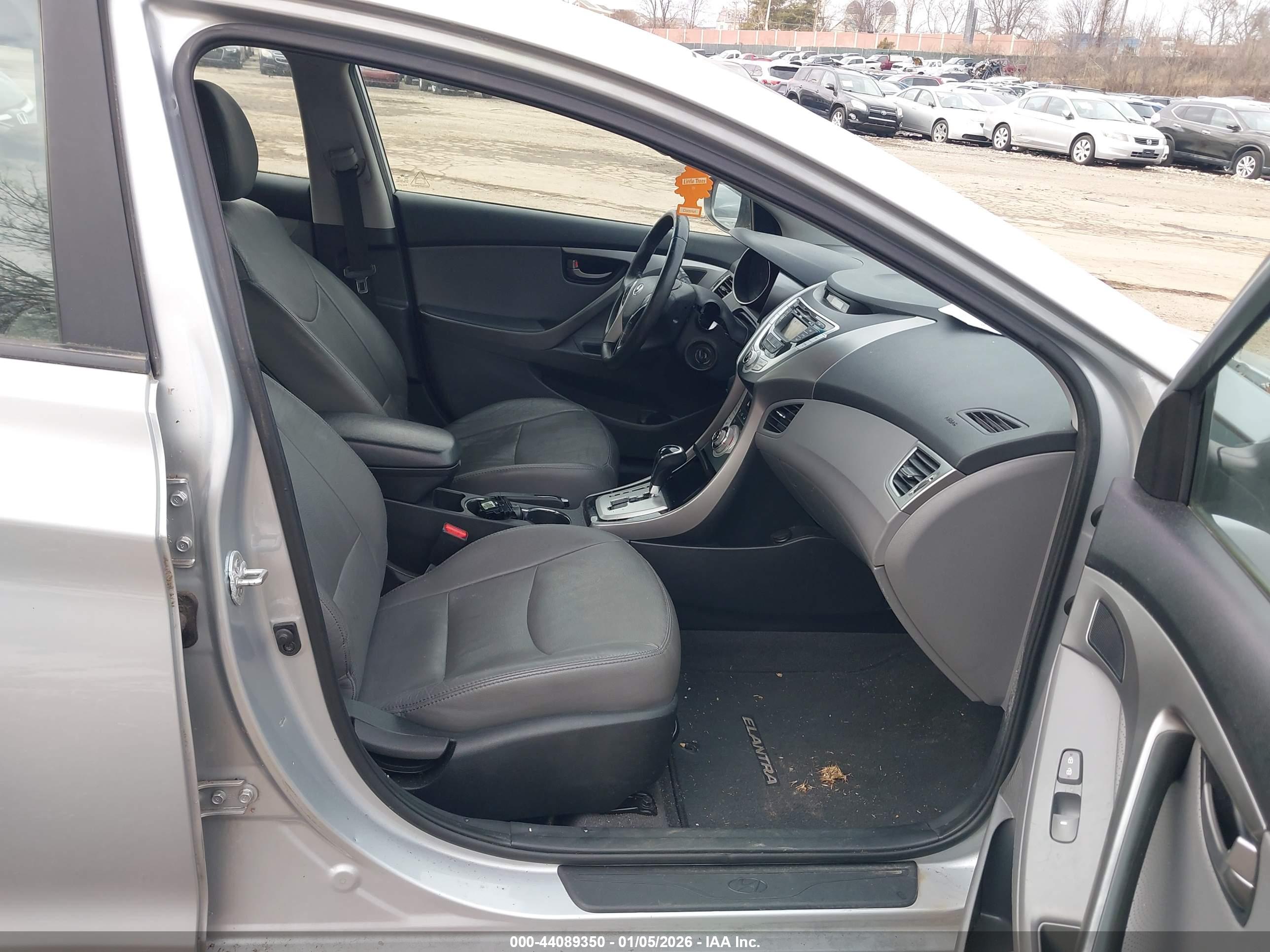 HYUNDAI ELANTRA image 5