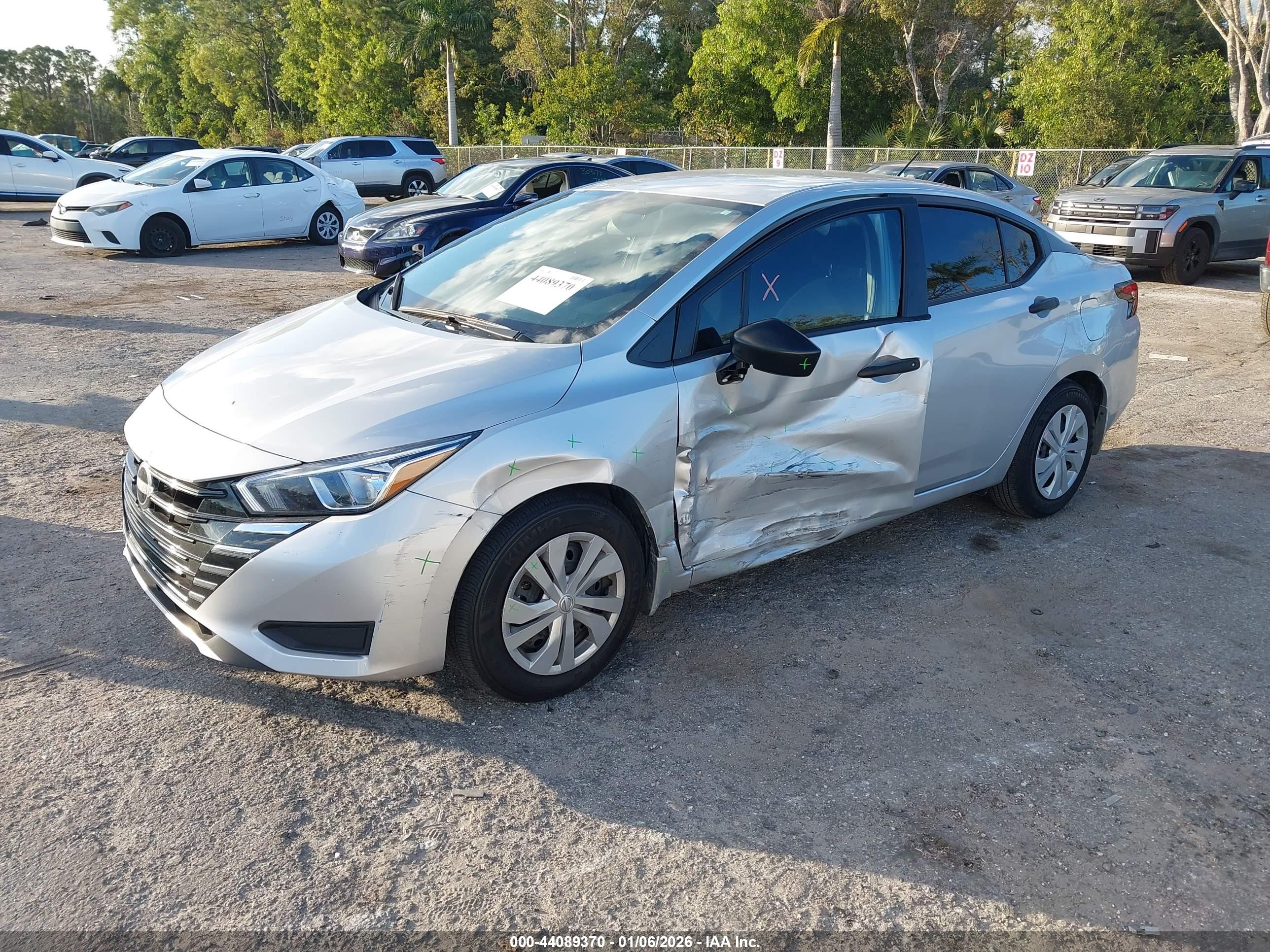NISSAN VERSA image 2