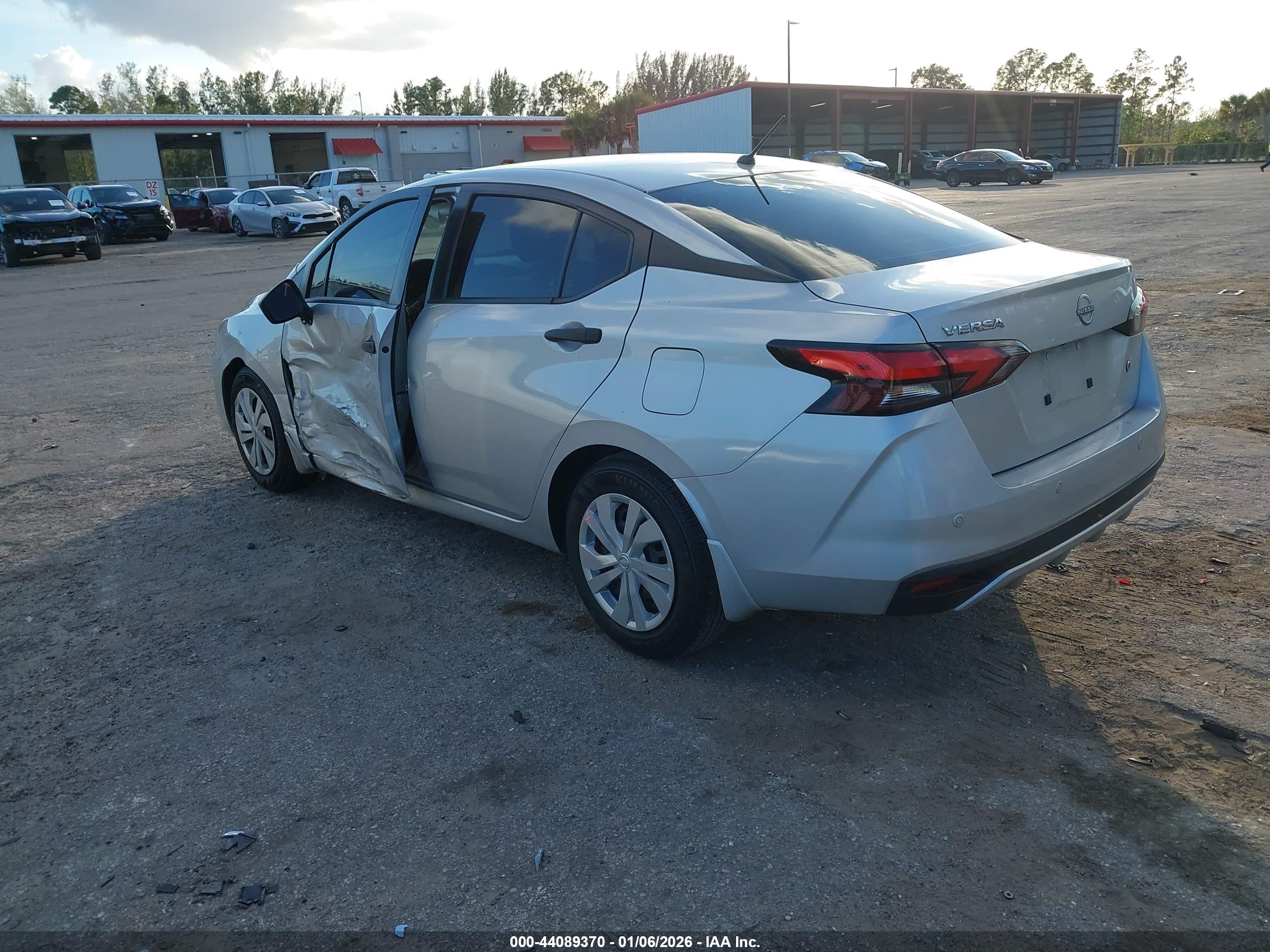 NISSAN VERSA image 3