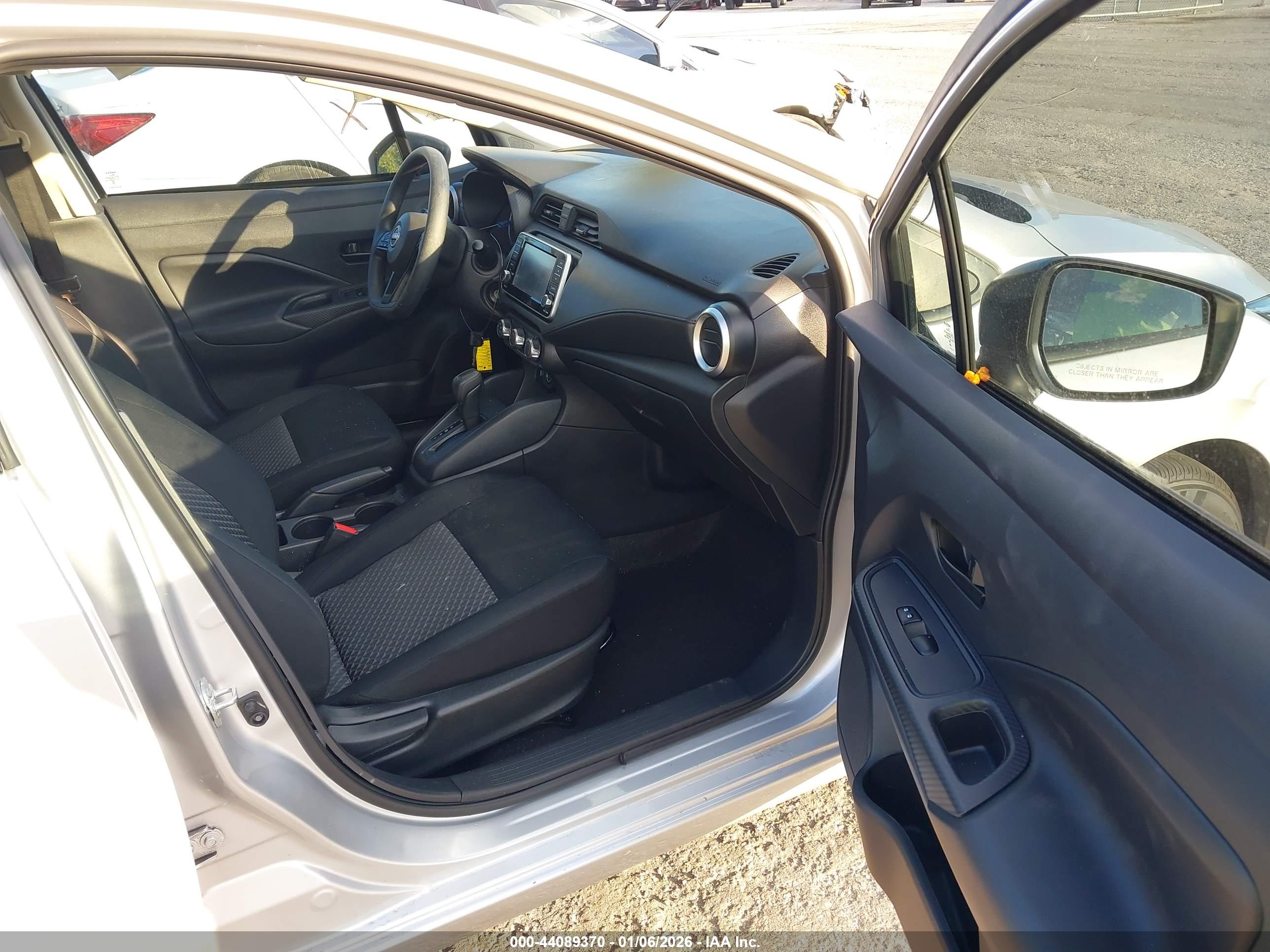 NISSAN VERSA image 5