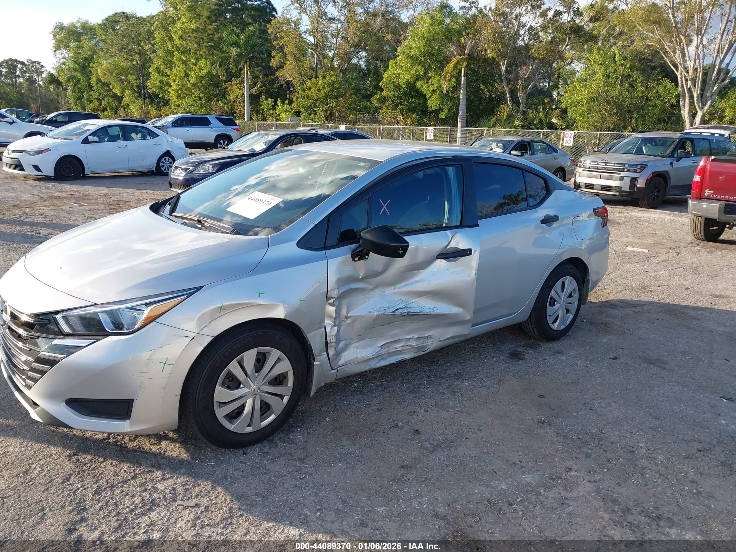 NISSAN VERSA image 6