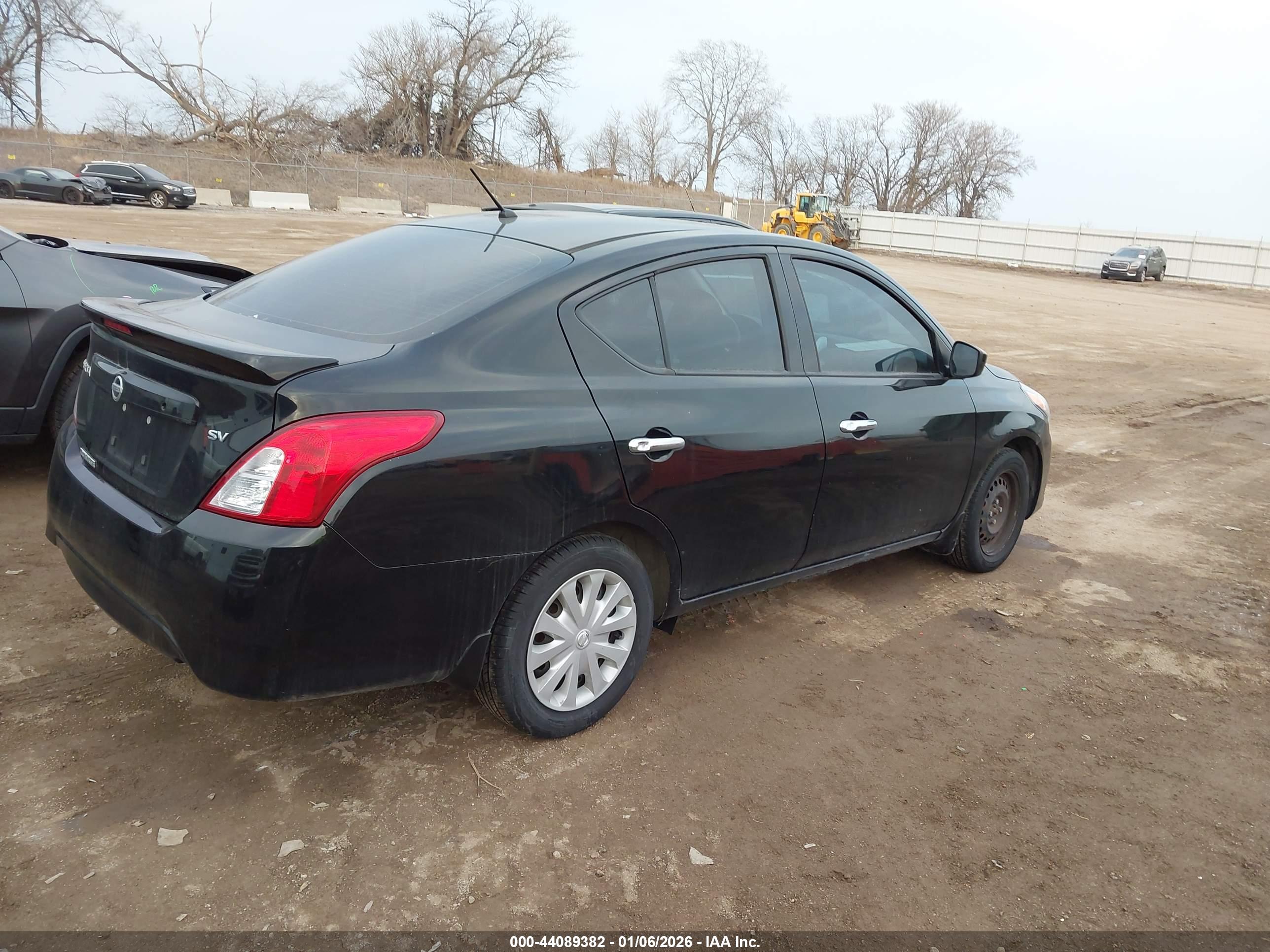 NISSAN VERSA image 4