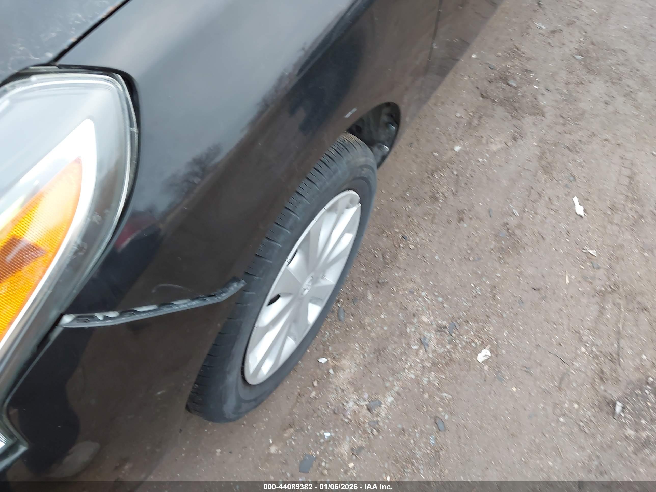 NISSAN VERSA image 6