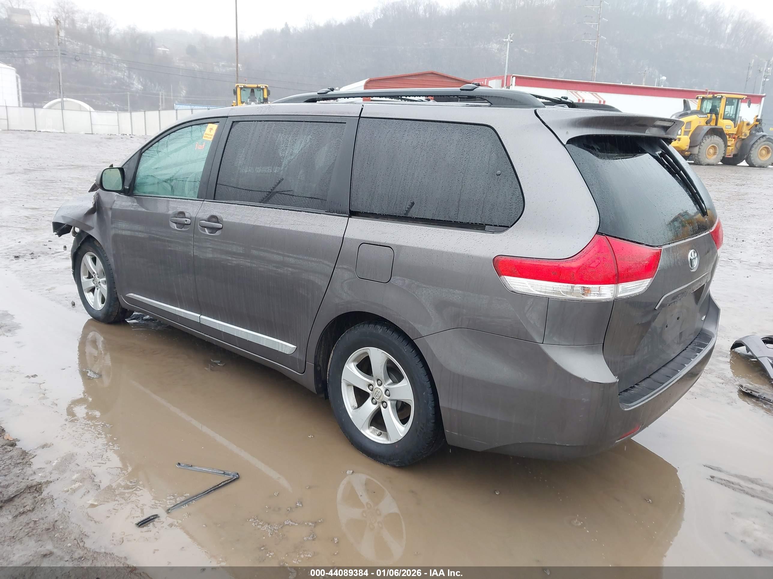 TOYOTA SIENNA image 3