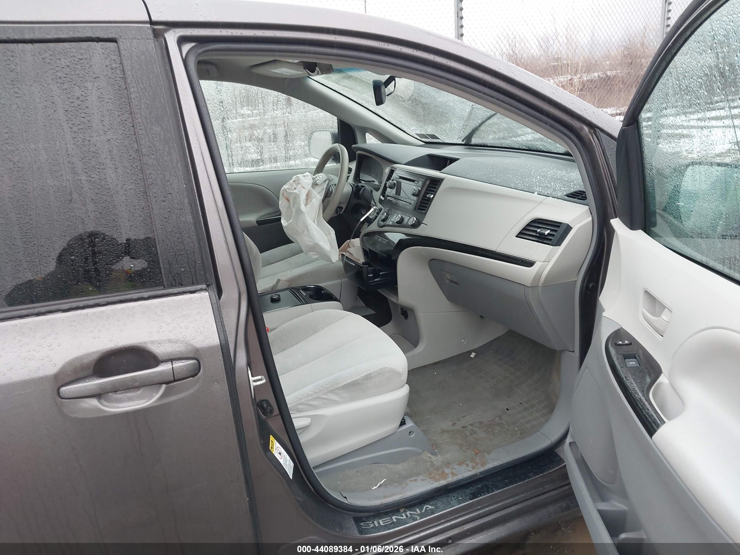 TOYOTA SIENNA image 5