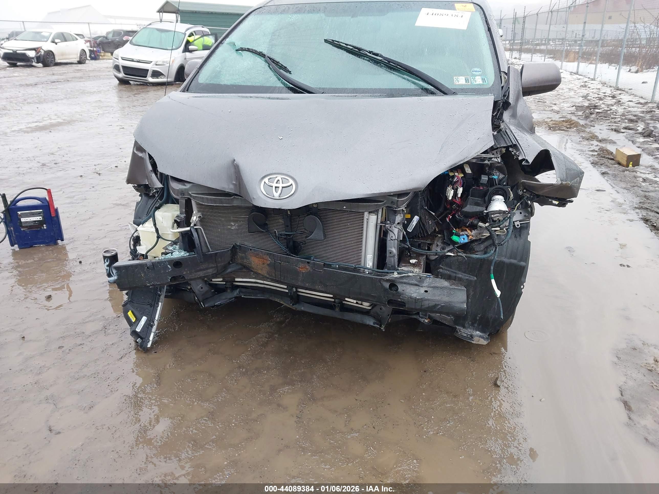TOYOTA SIENNA image 6