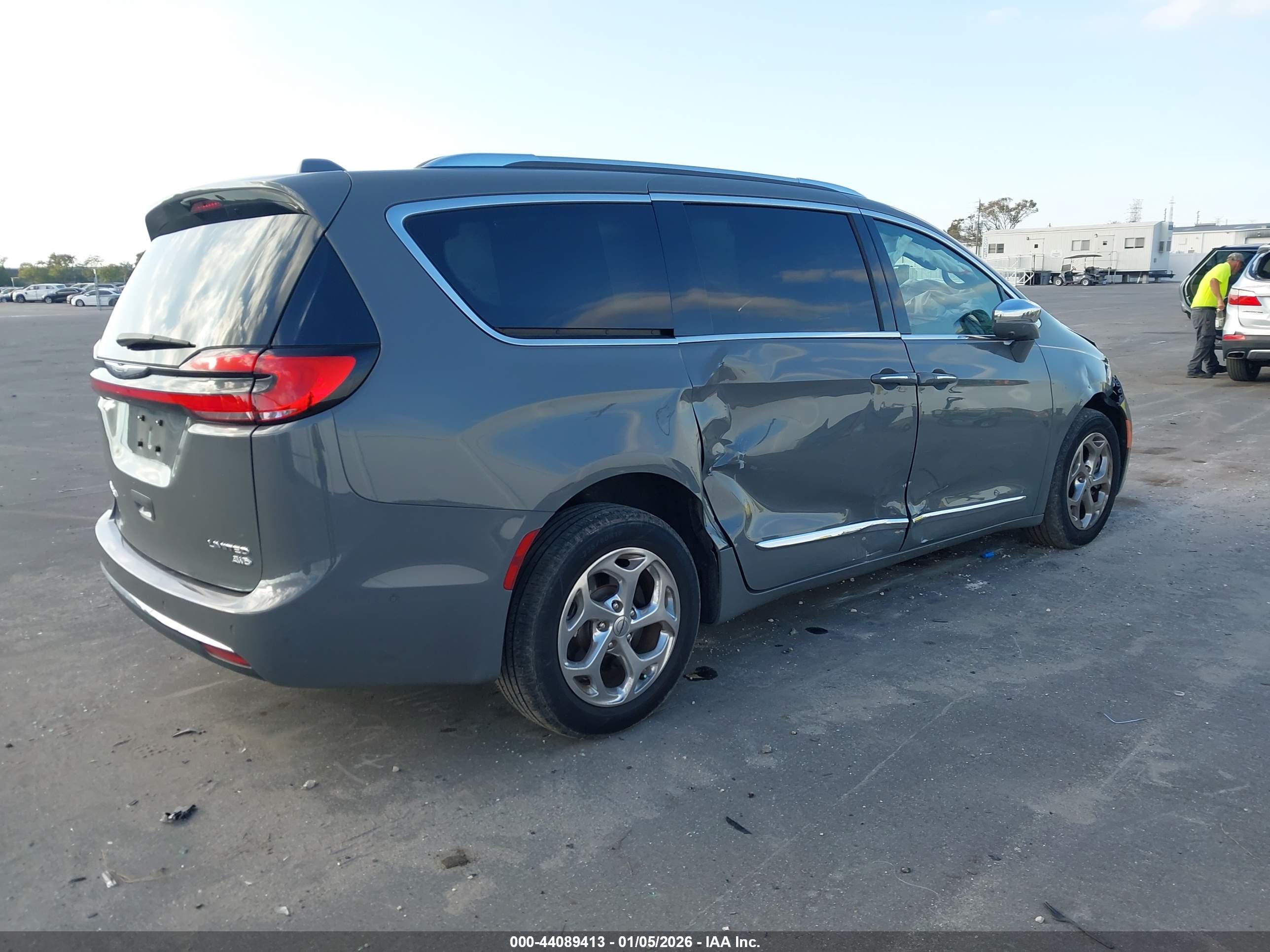 CHRYSLER PACIFICA image 4