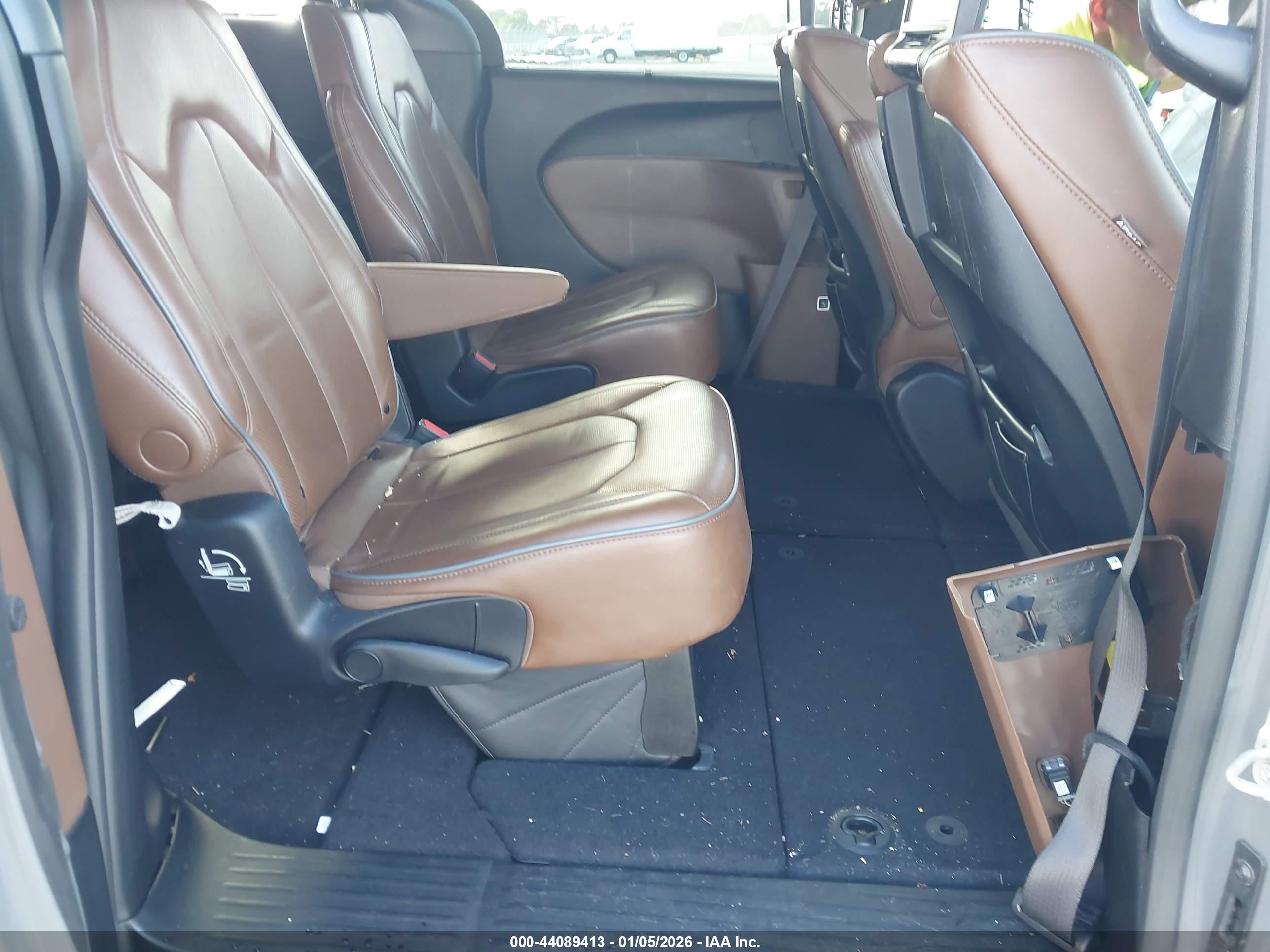 CHRYSLER PACIFICA image 8