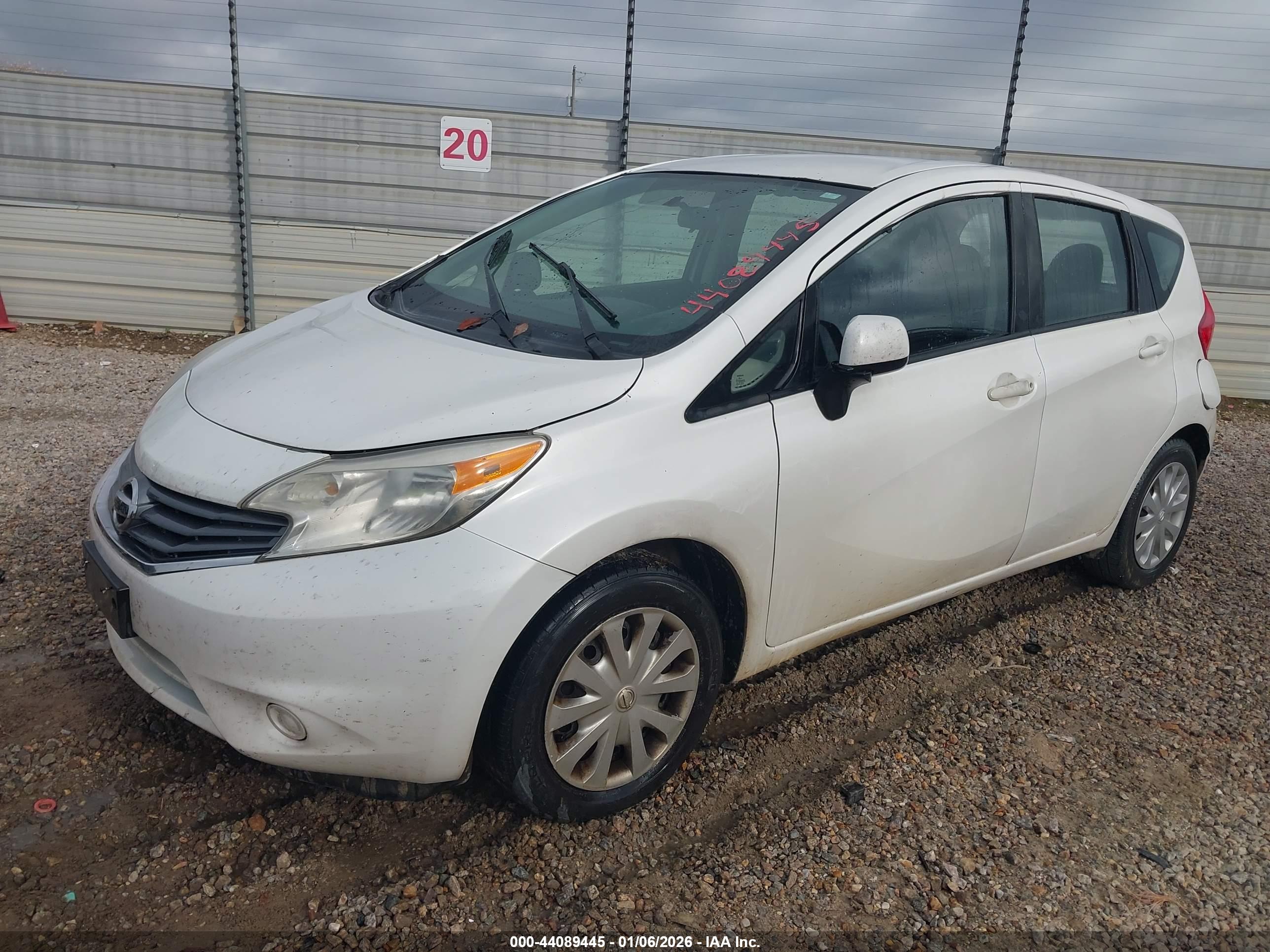 NISSAN VERSA image 2