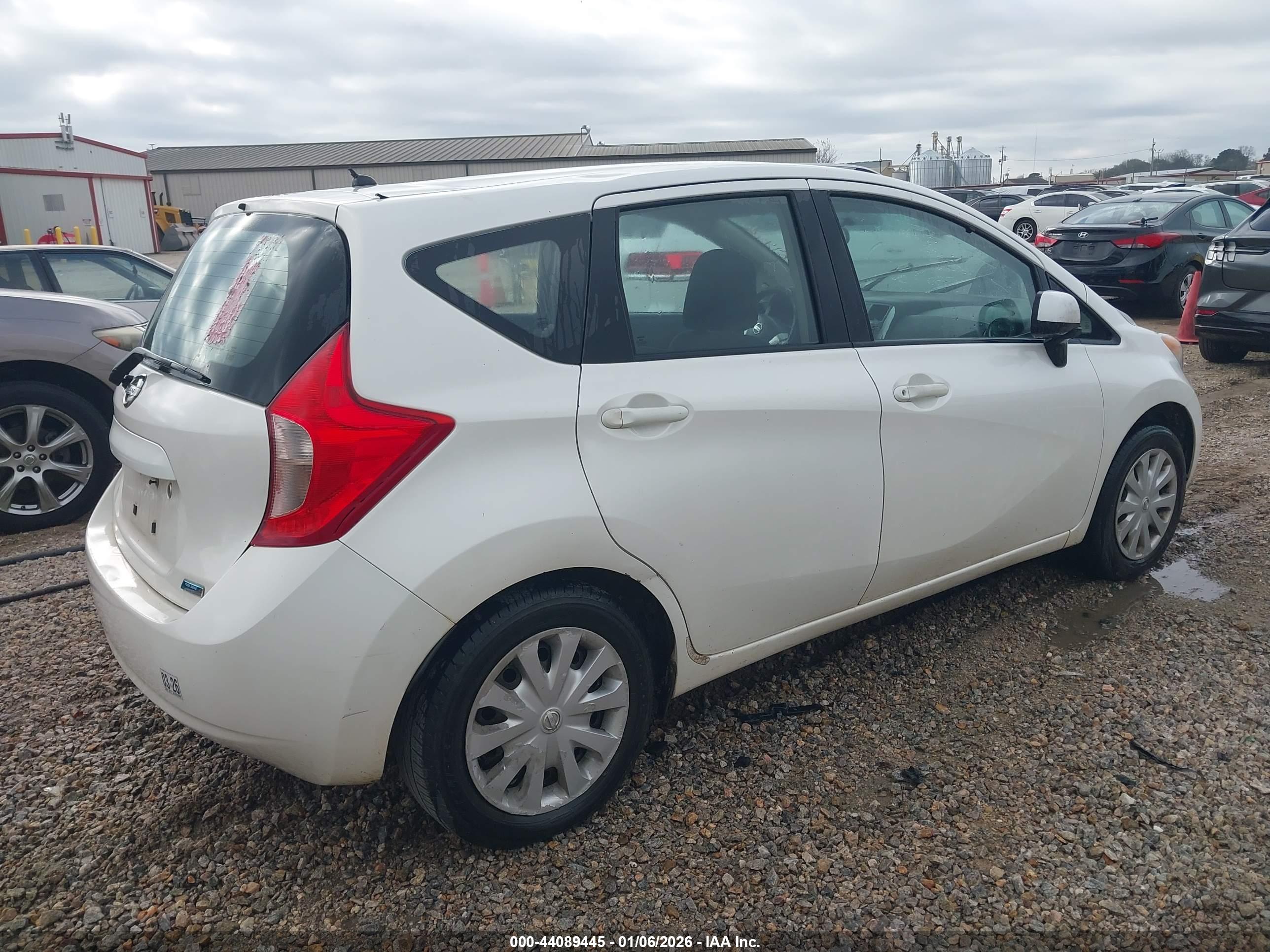 NISSAN VERSA image 4