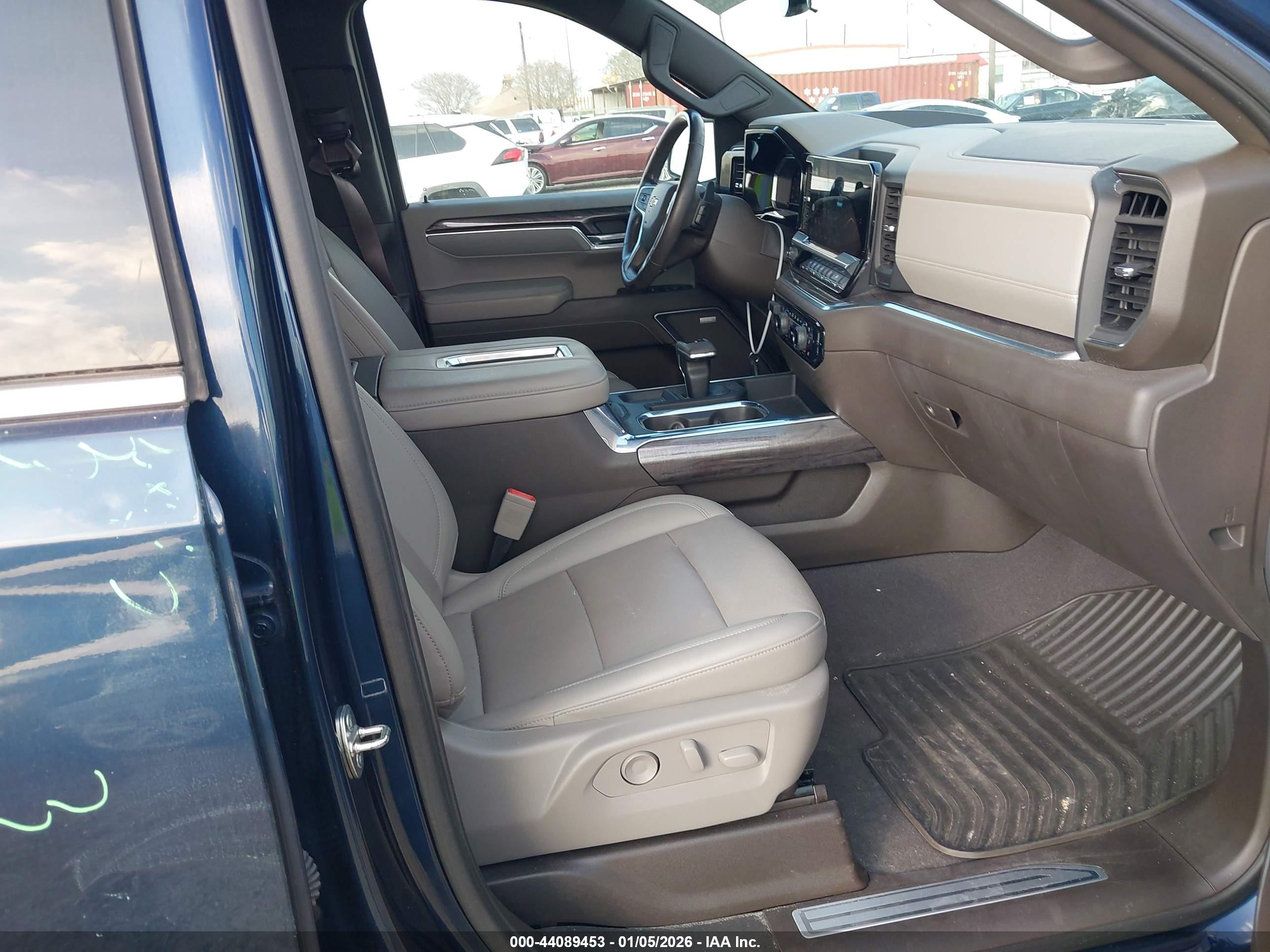 CHEVROLET SILVERADO image 5