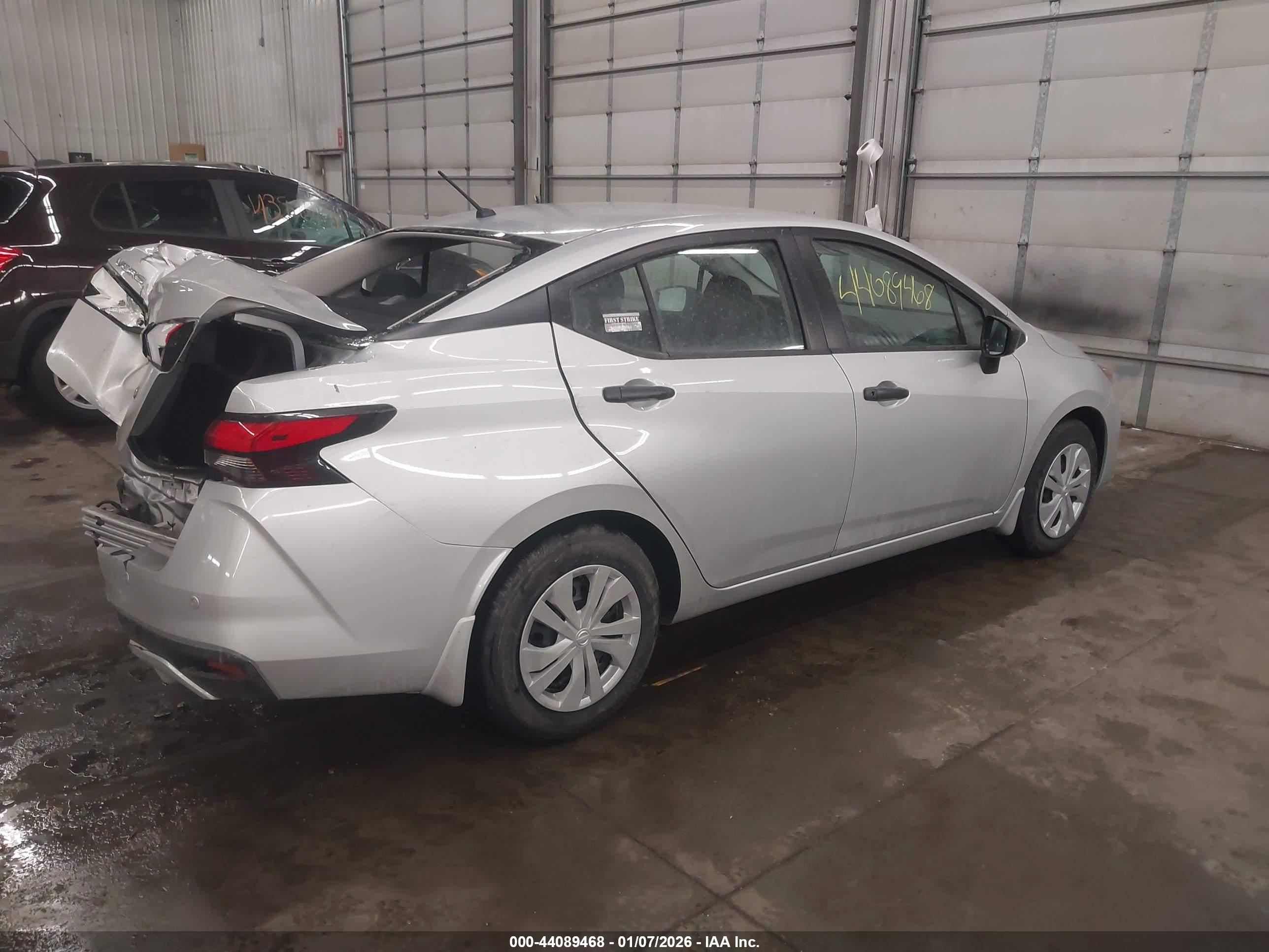 NISSAN VERSA image 4