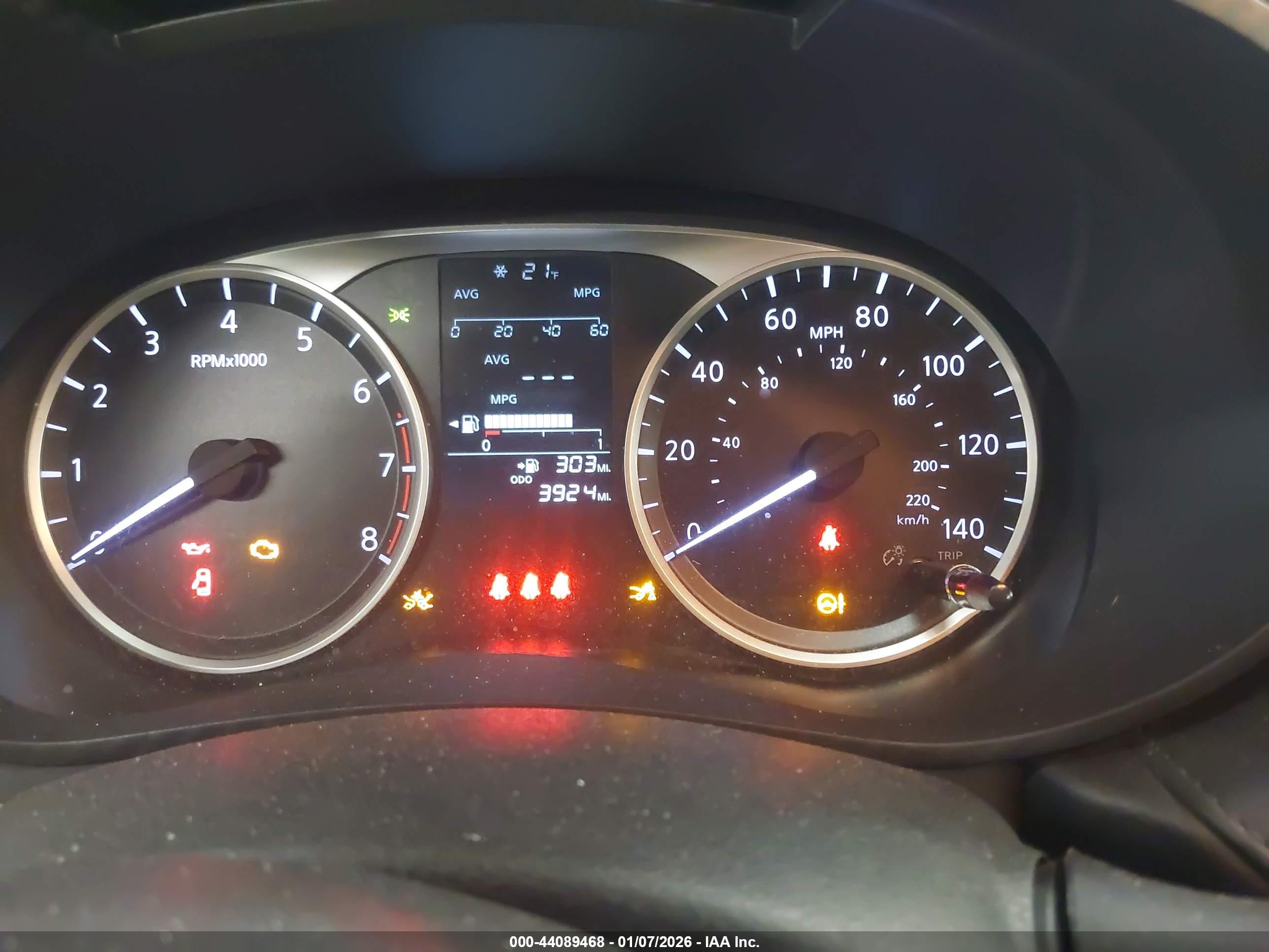 NISSAN VERSA image 7