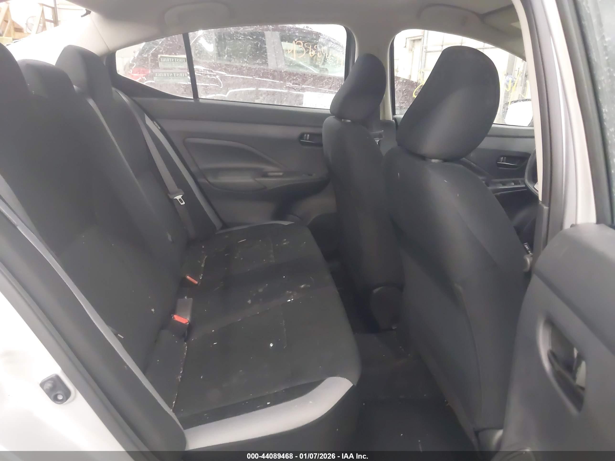 NISSAN VERSA image 8