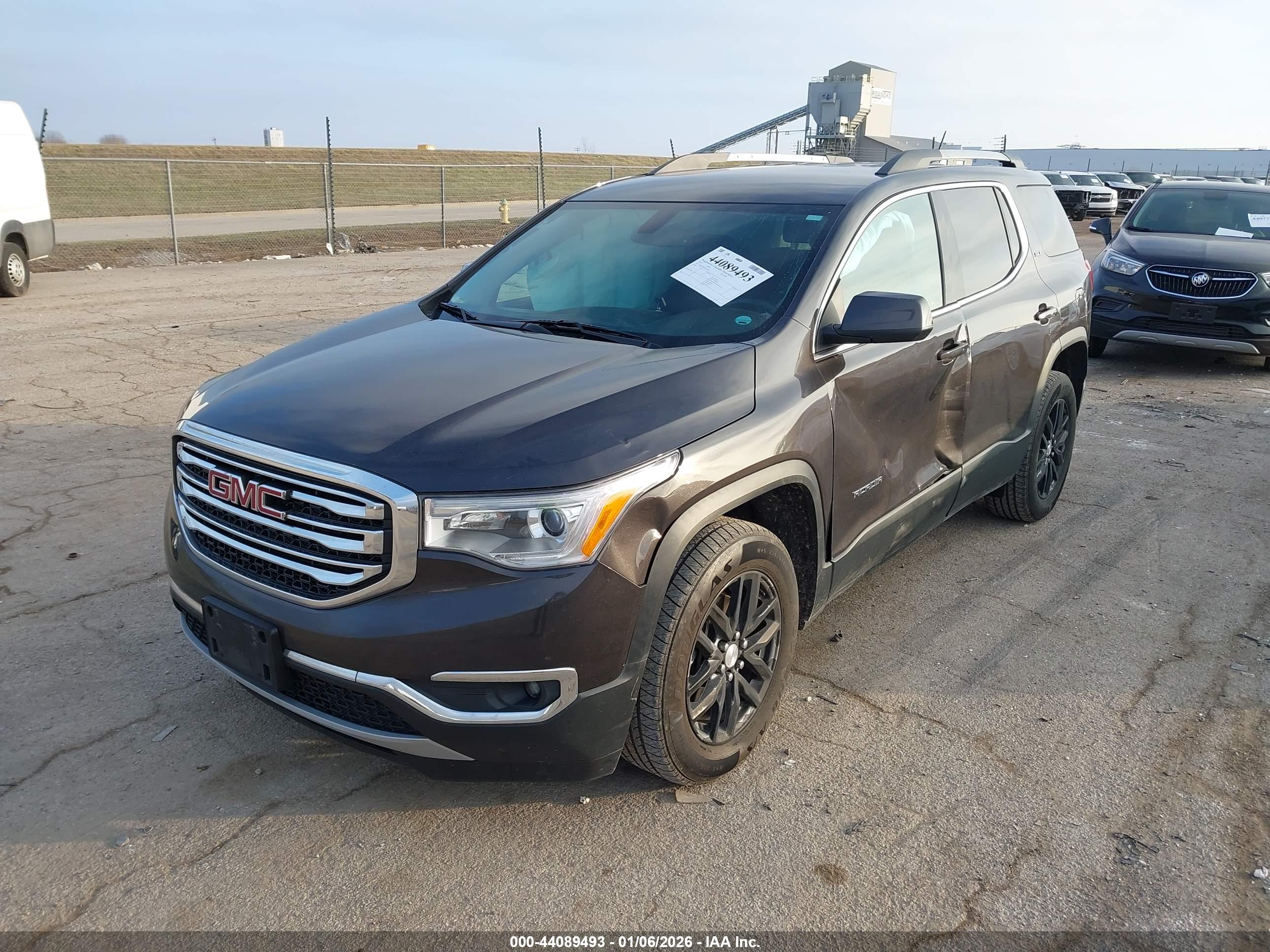 GMC ACADIA image 2