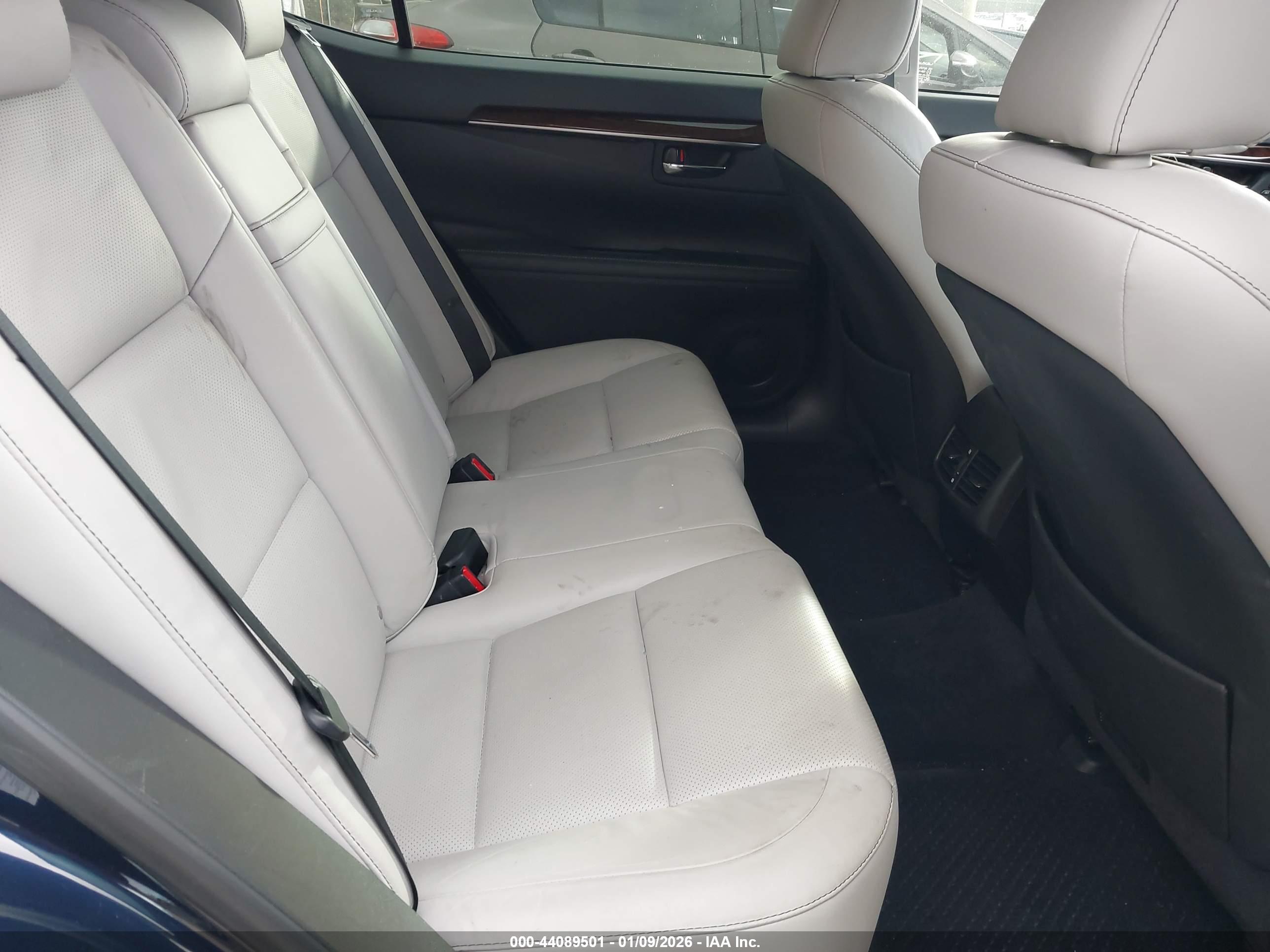 LEXUS ES image 8
