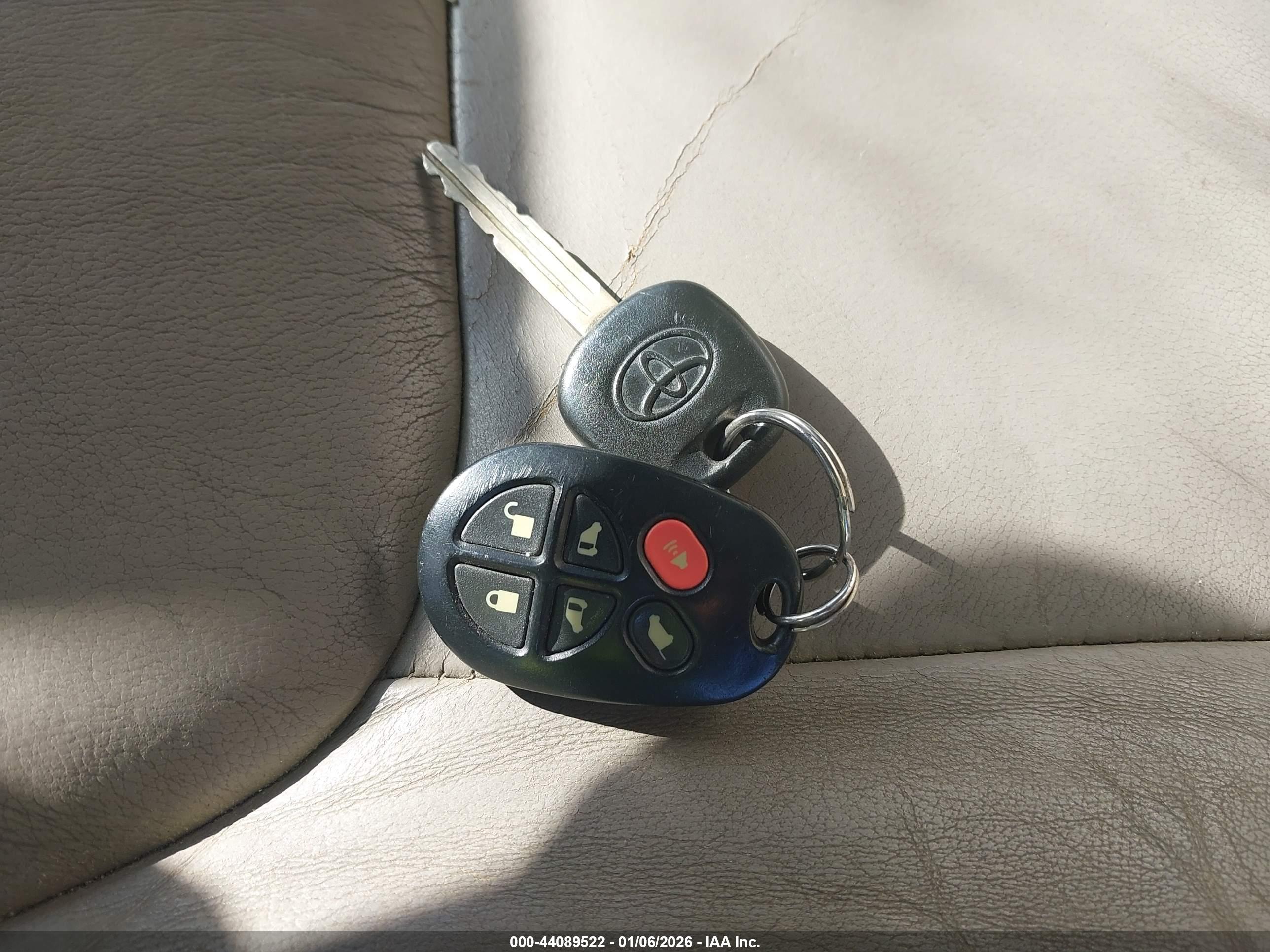 TOYOTA SIENNA image 11