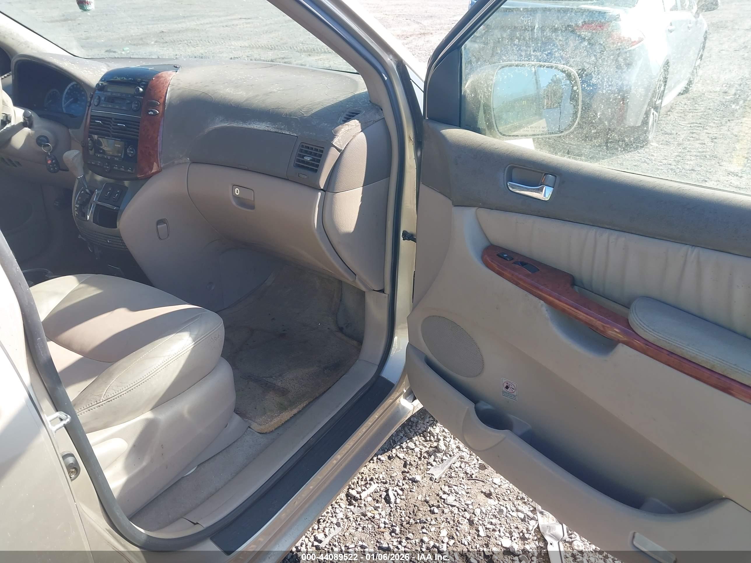 TOYOTA SIENNA image 5