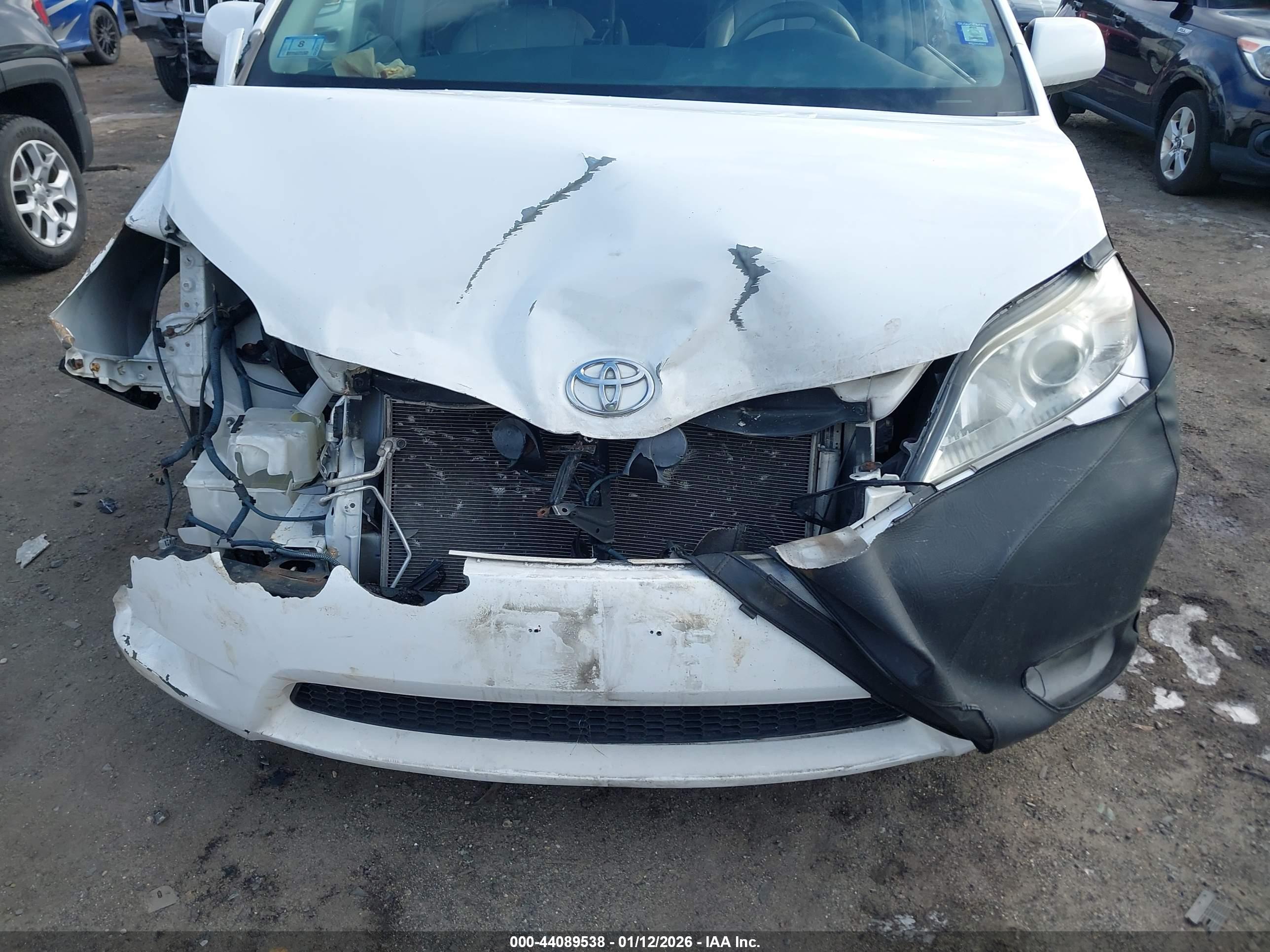 TOYOTA SIENNA image 10
