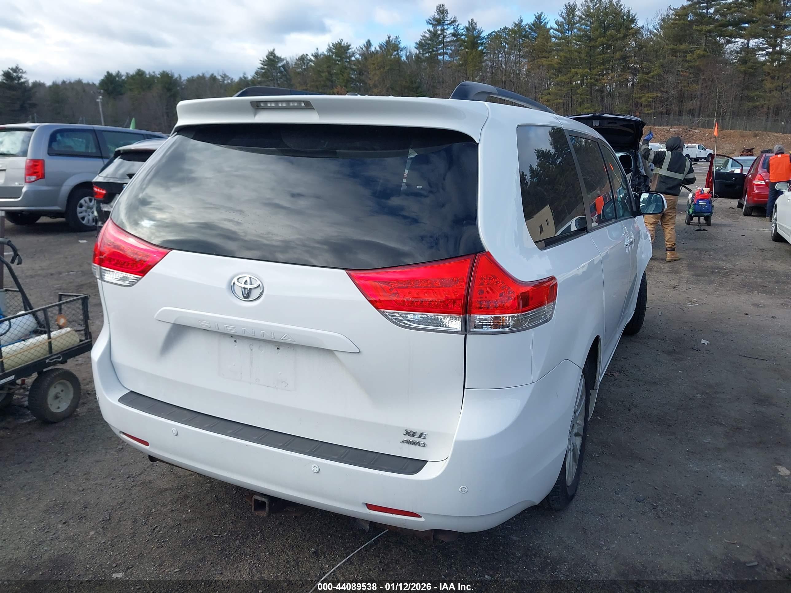 TOYOTA SIENNA image 4