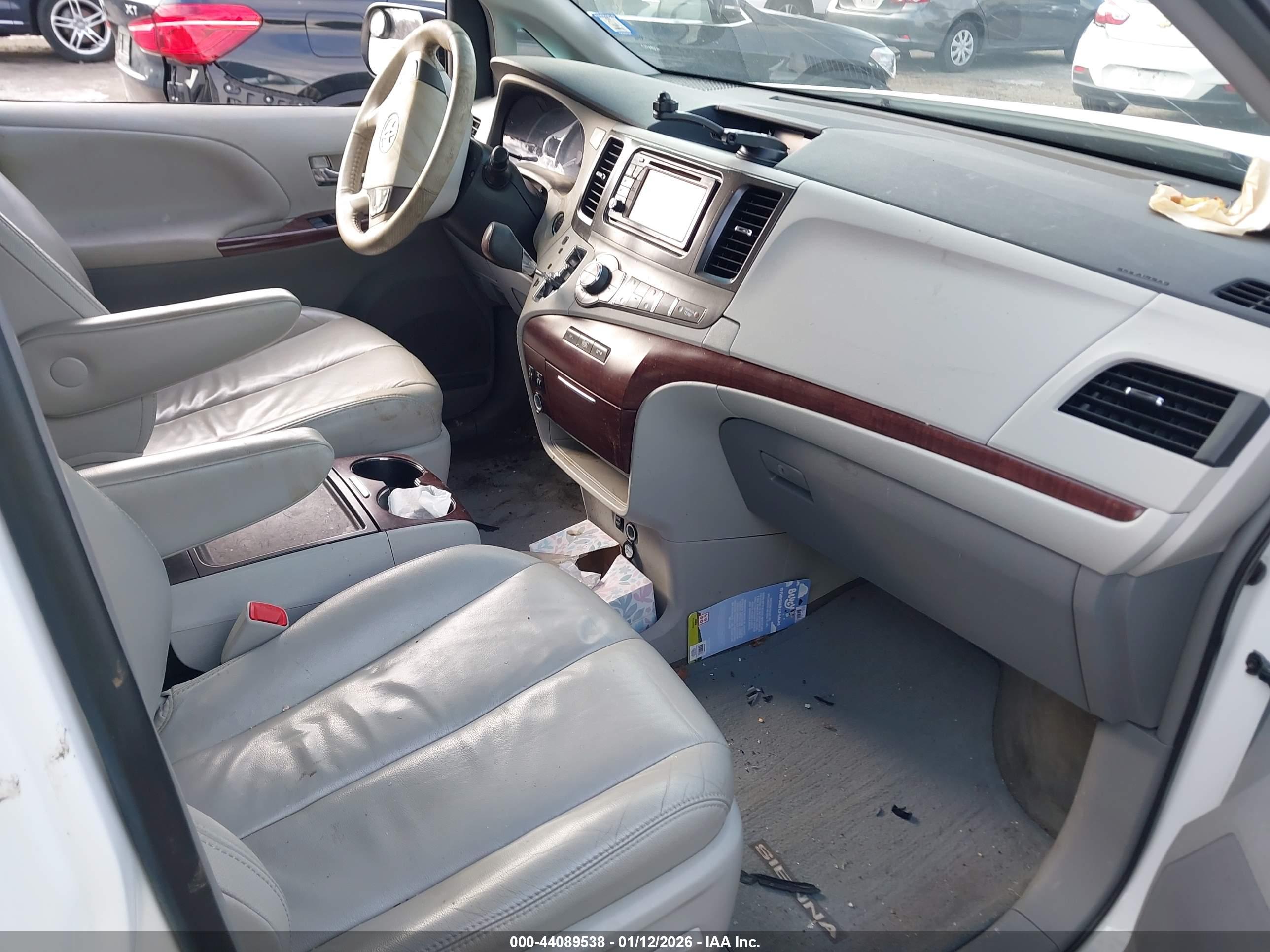 TOYOTA SIENNA image 5