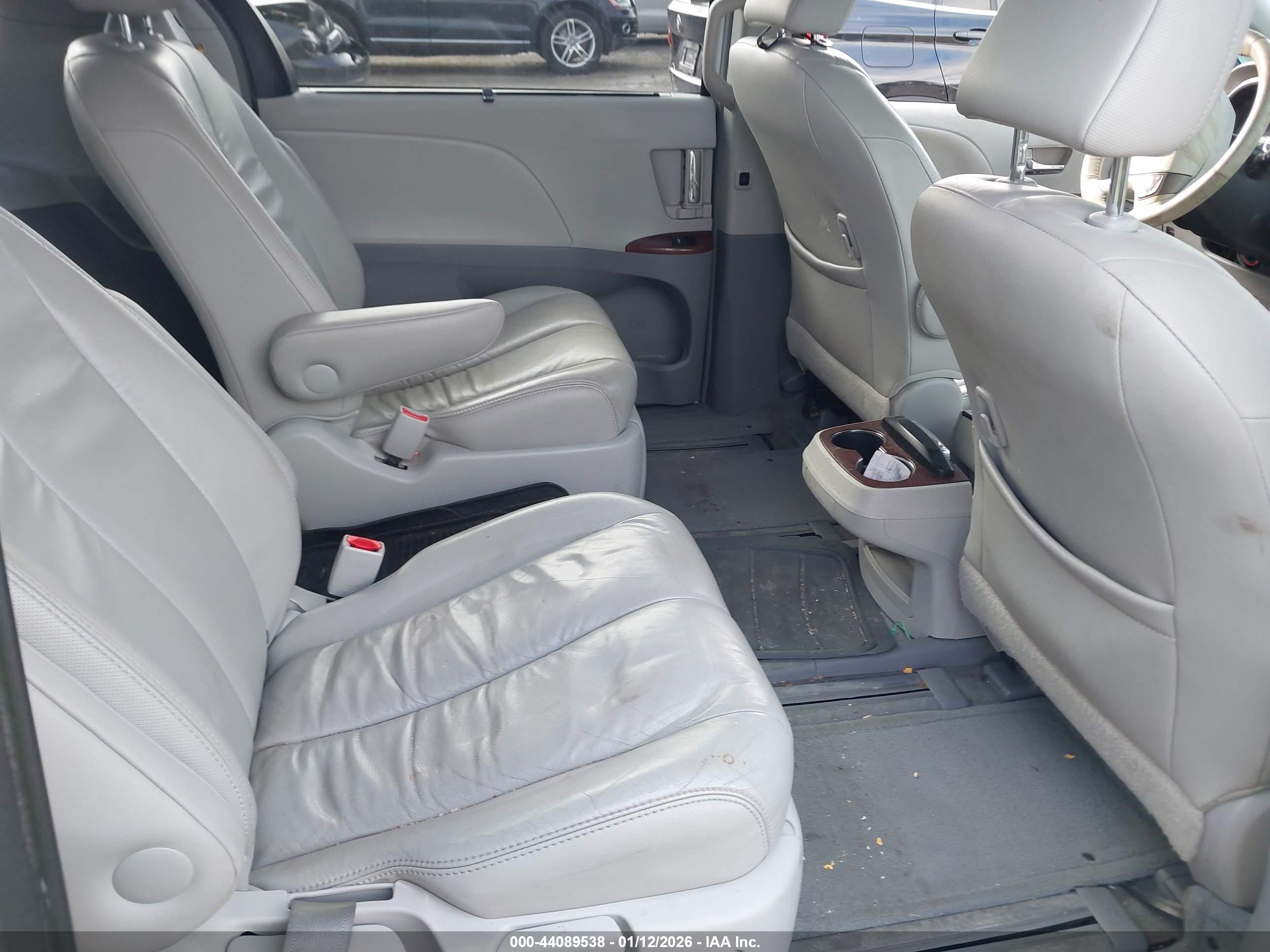 TOYOTA SIENNA image 8